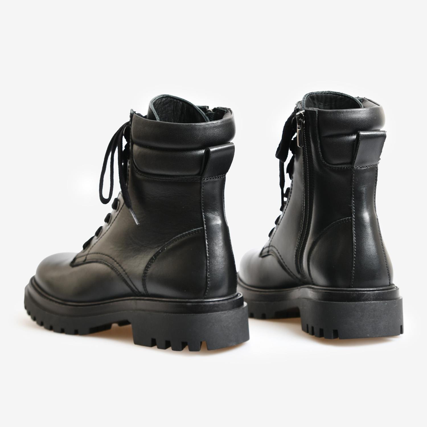 Siyah Deri Bağcıklı Kadın Bot