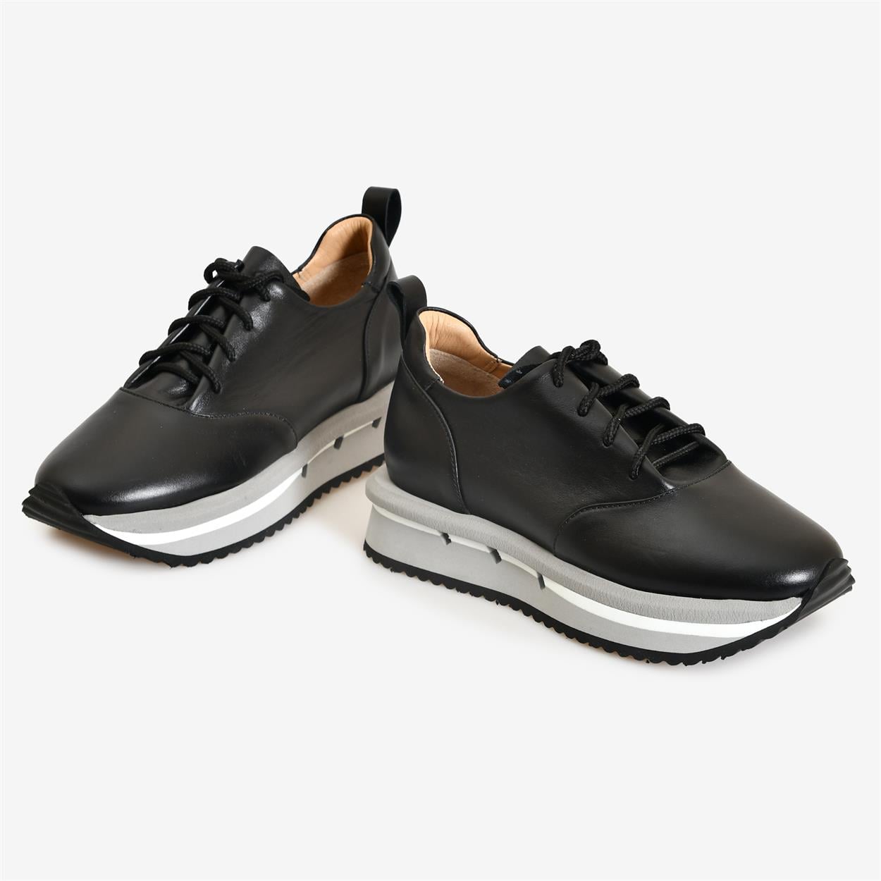 Siyah Deri Bağcıklı Kadın Sneakers