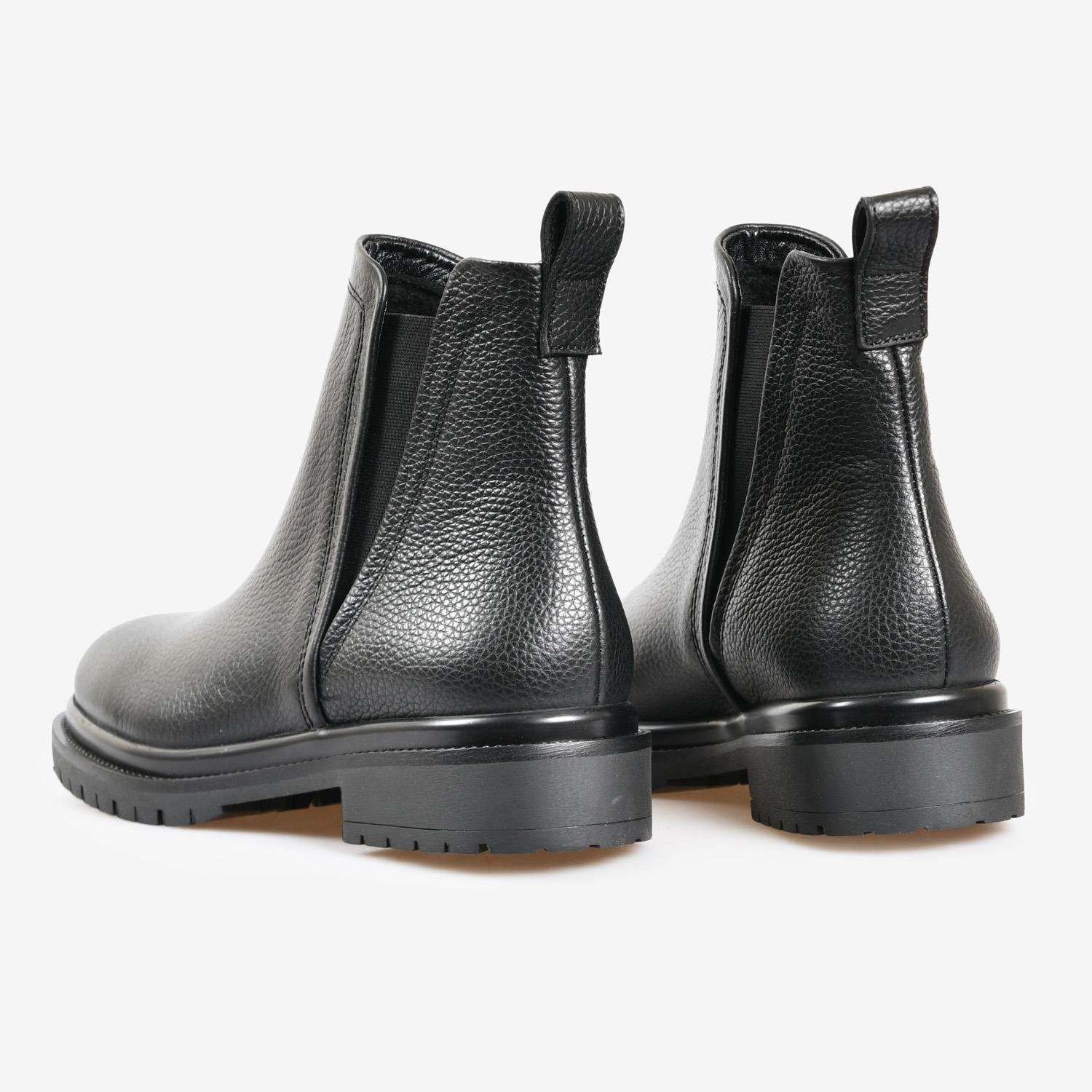 Siyah Deri Bağcıksız Düz Kadın Bot