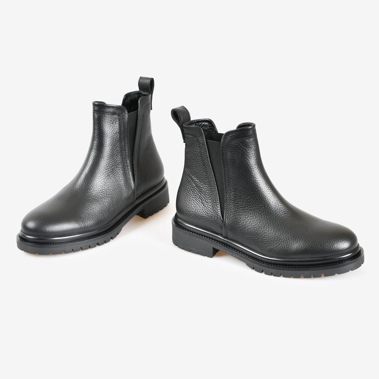 Siyah Deri Bağcıksız Düz Kadın Bot