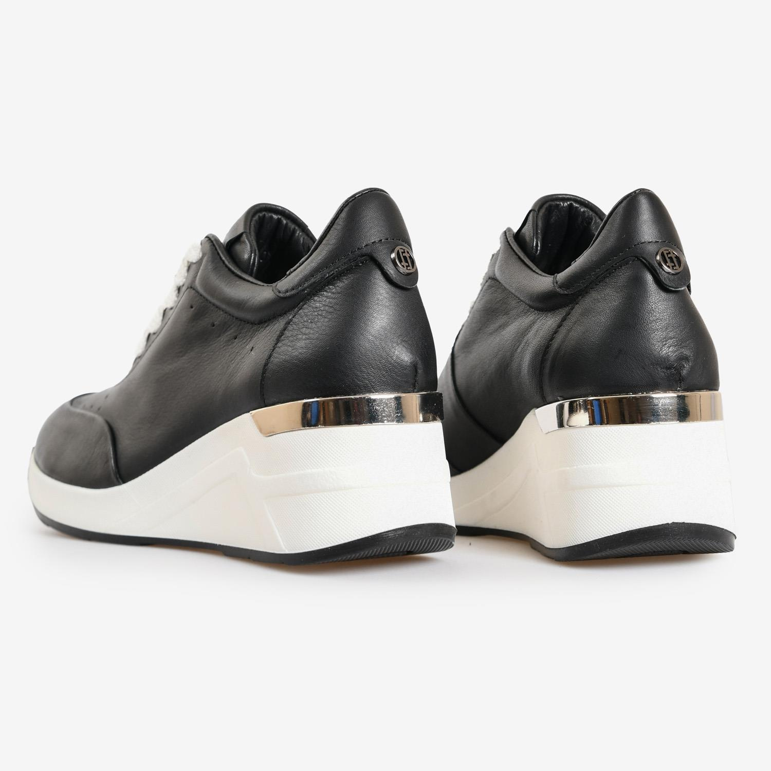 Siyah Deri Dolgu Topuk Kadın Ayakkabı