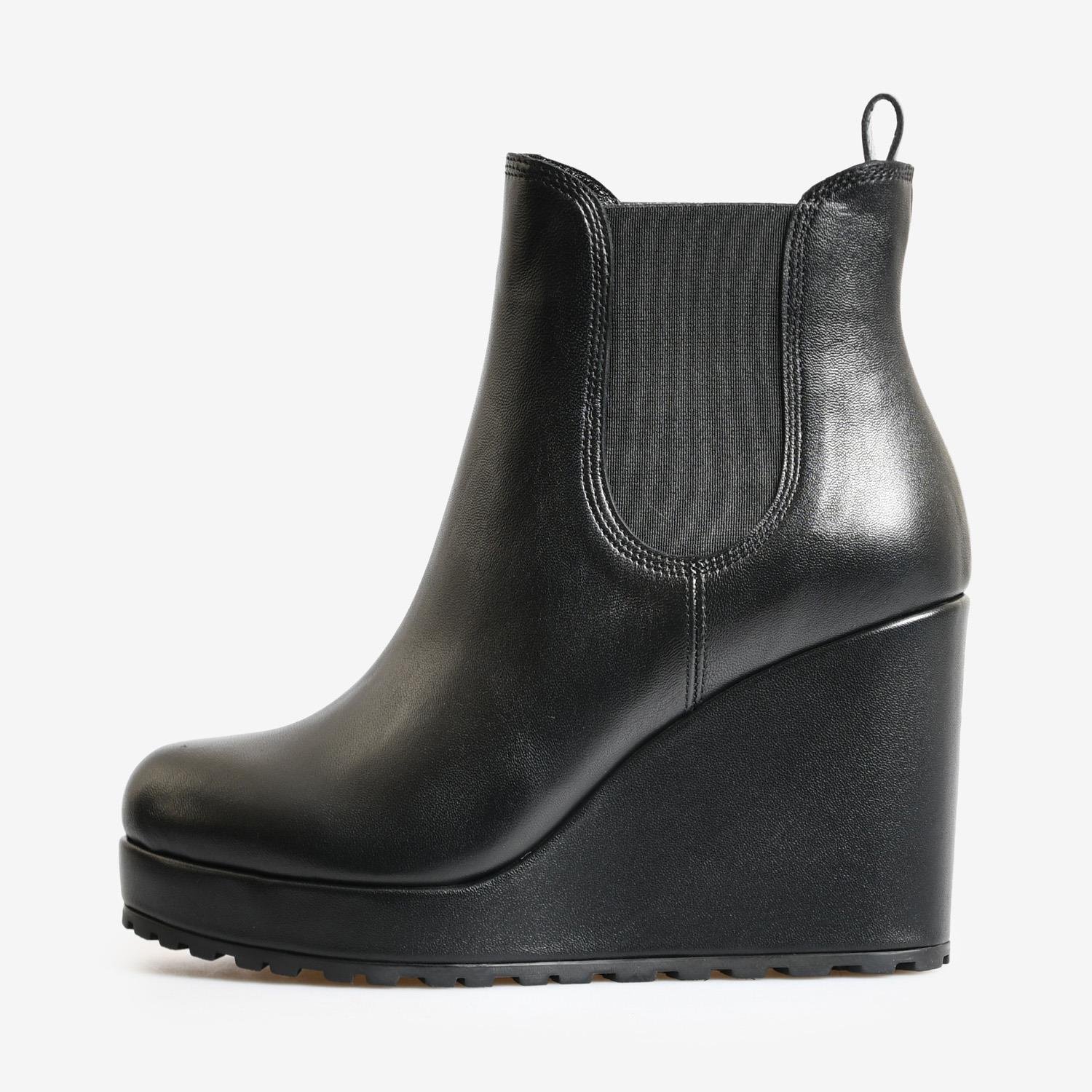 Siyah Deri Dolgu Topuk Kadın Bot