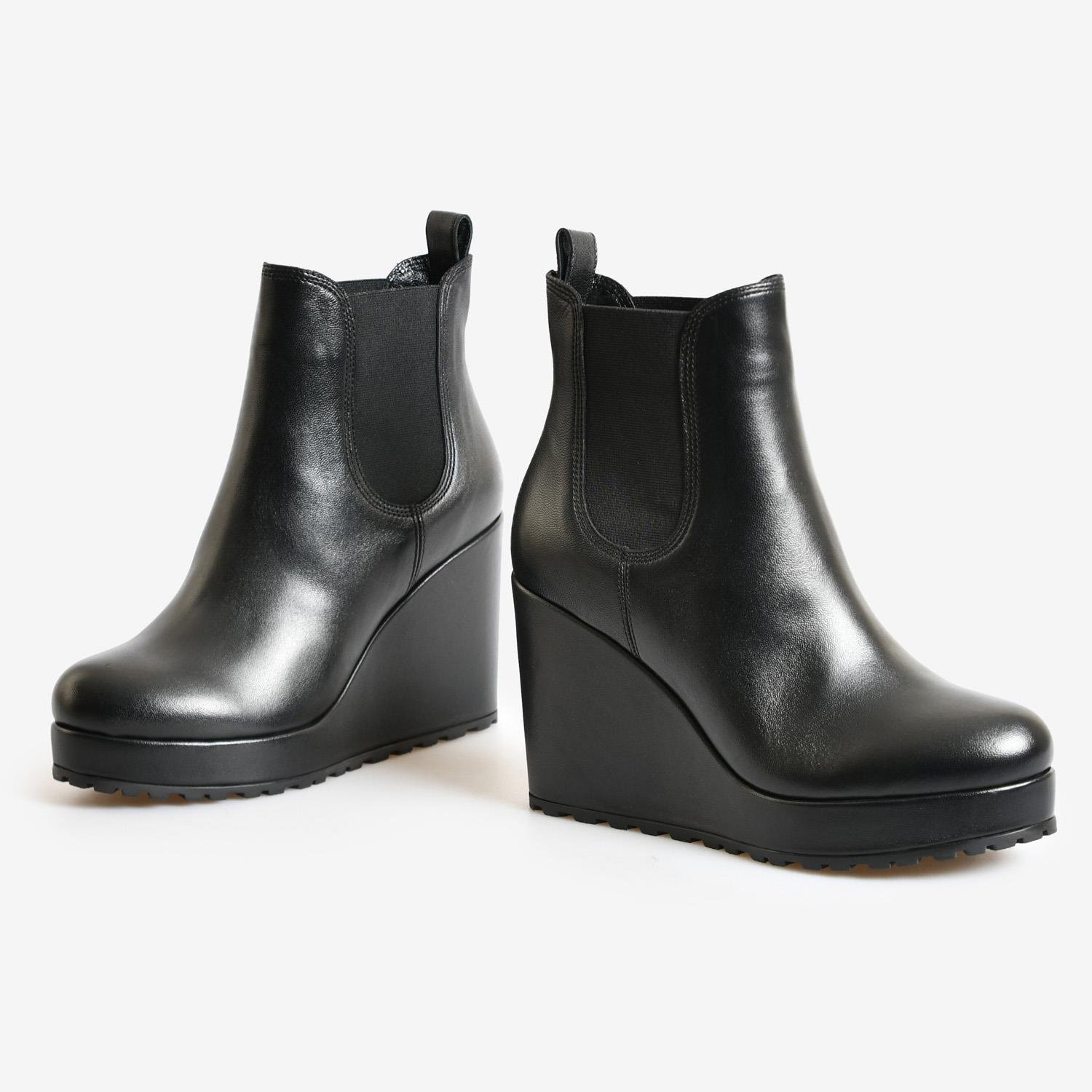 Siyah Deri Dolgu Topuk Kadın Bot