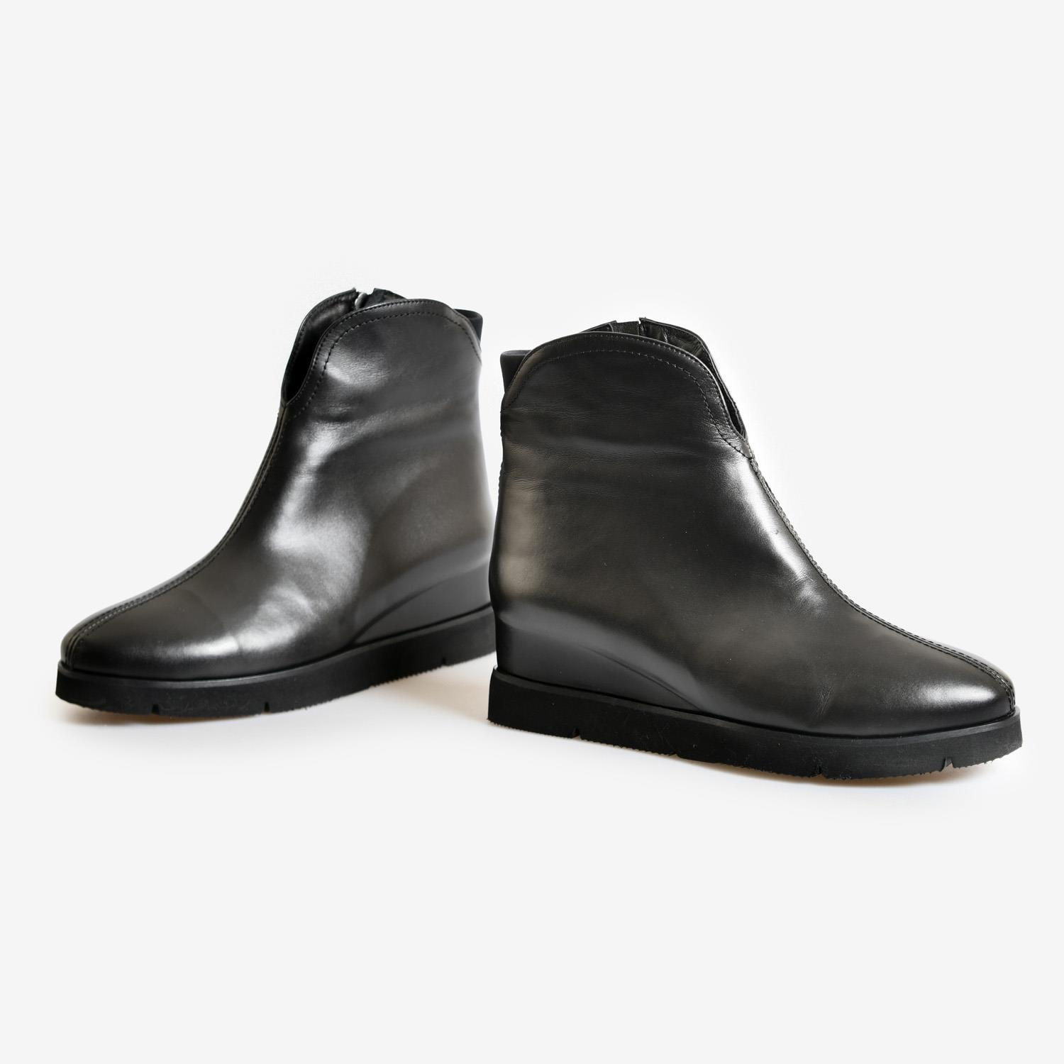 Siyah Deri Dolgu Topuk Kadın Bot