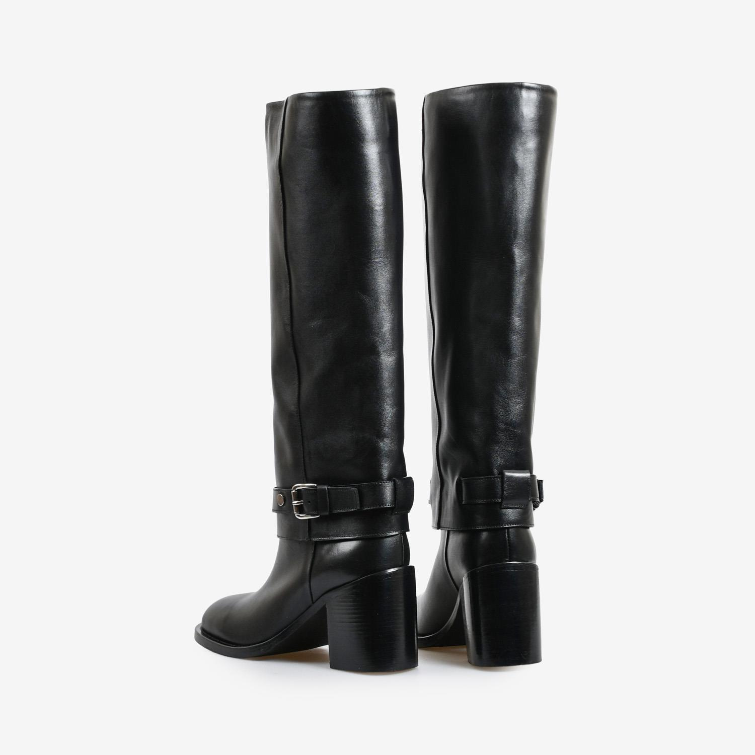 Siyah Deri Kemer Detaylı Kadın Çizme