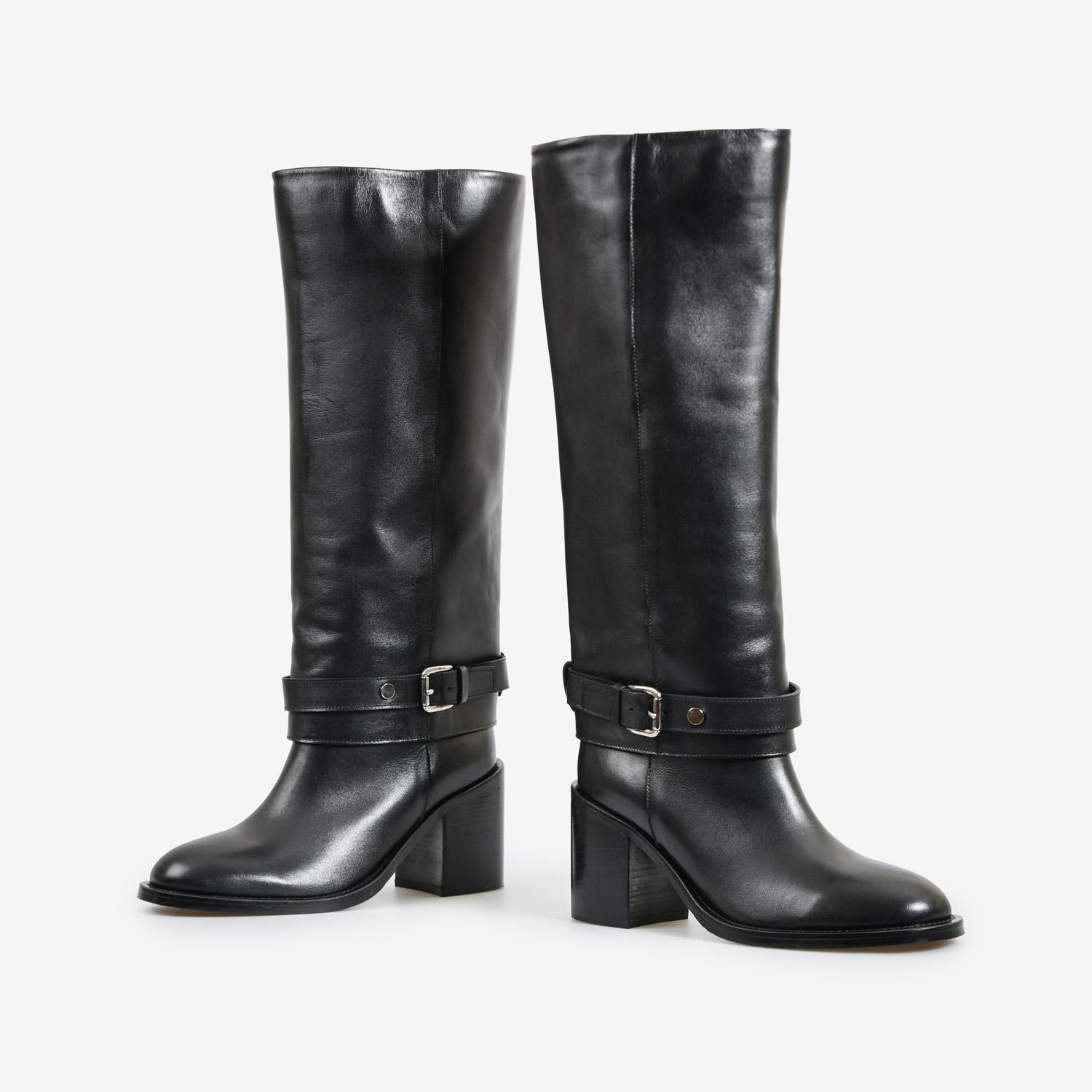 Siyah Deri Kemer Detaylı Kadın Çizme