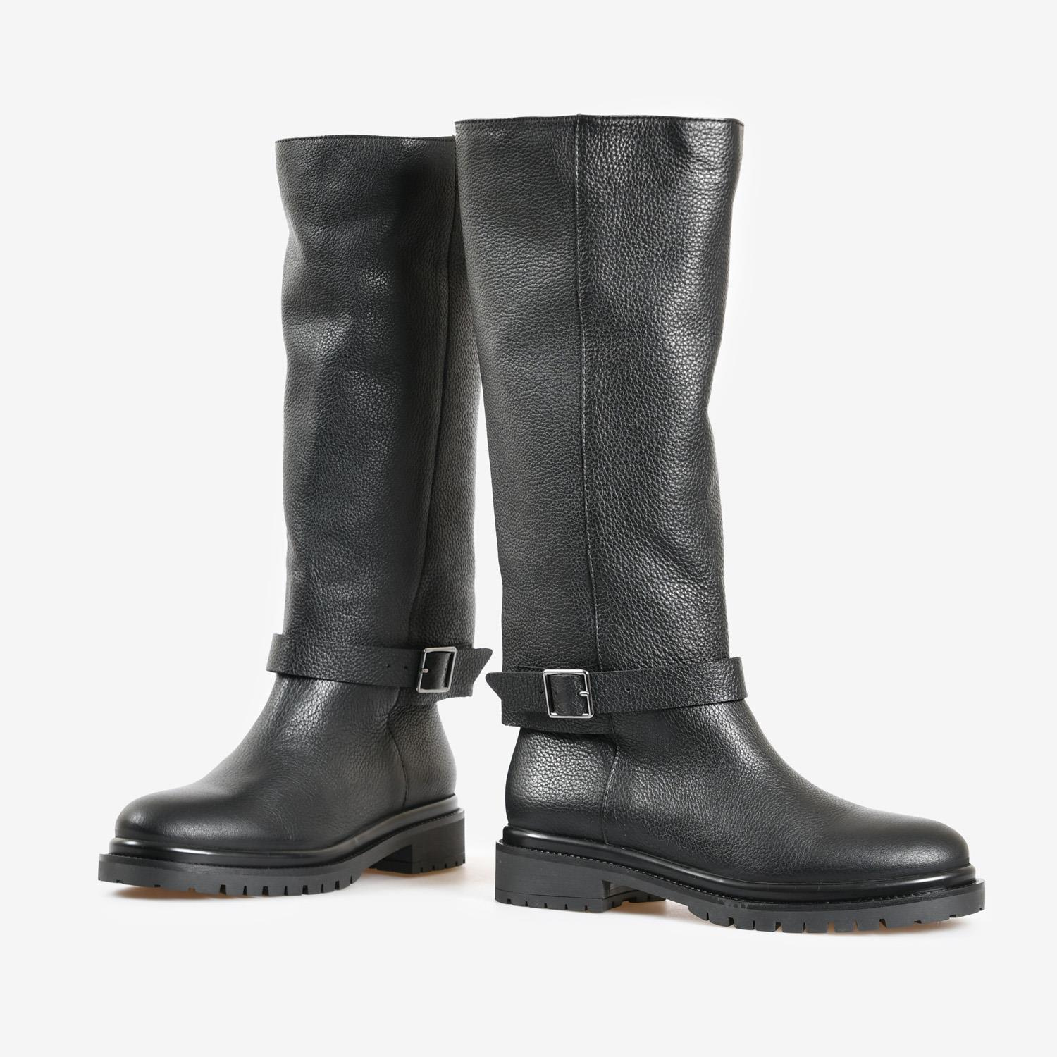 Siyah Deri Kemer Detaylı Kadın Çizme