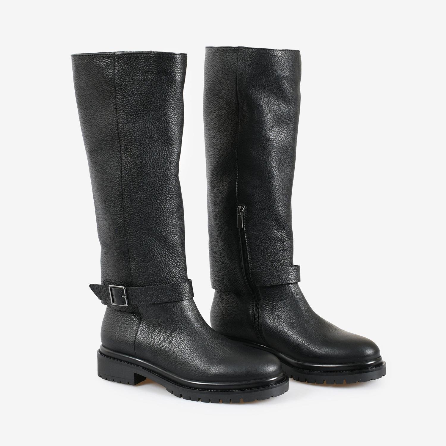 Siyah Deri Kemer Detaylı Kadın Çizme