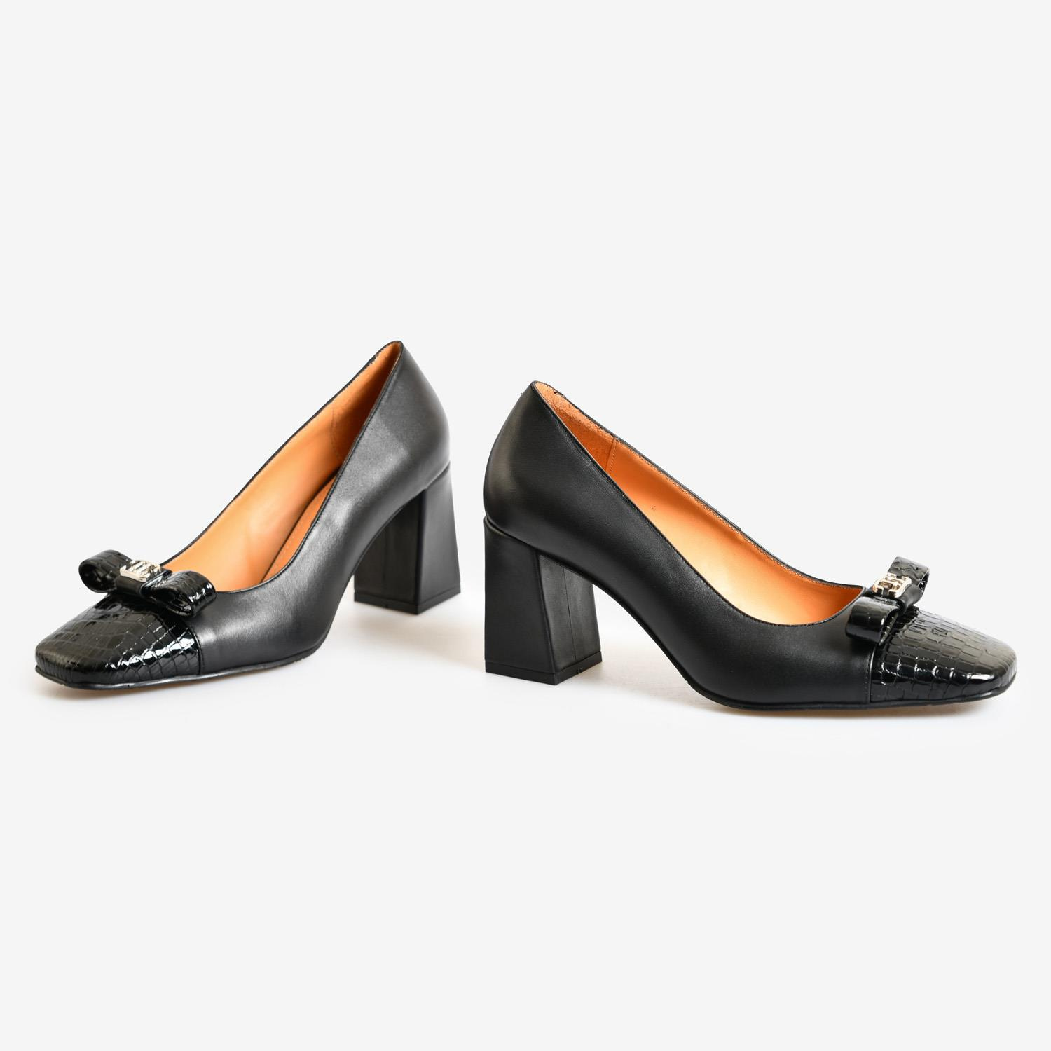 Siyah Deri Logo Detaylı Kadın Abiye Ayakkabı