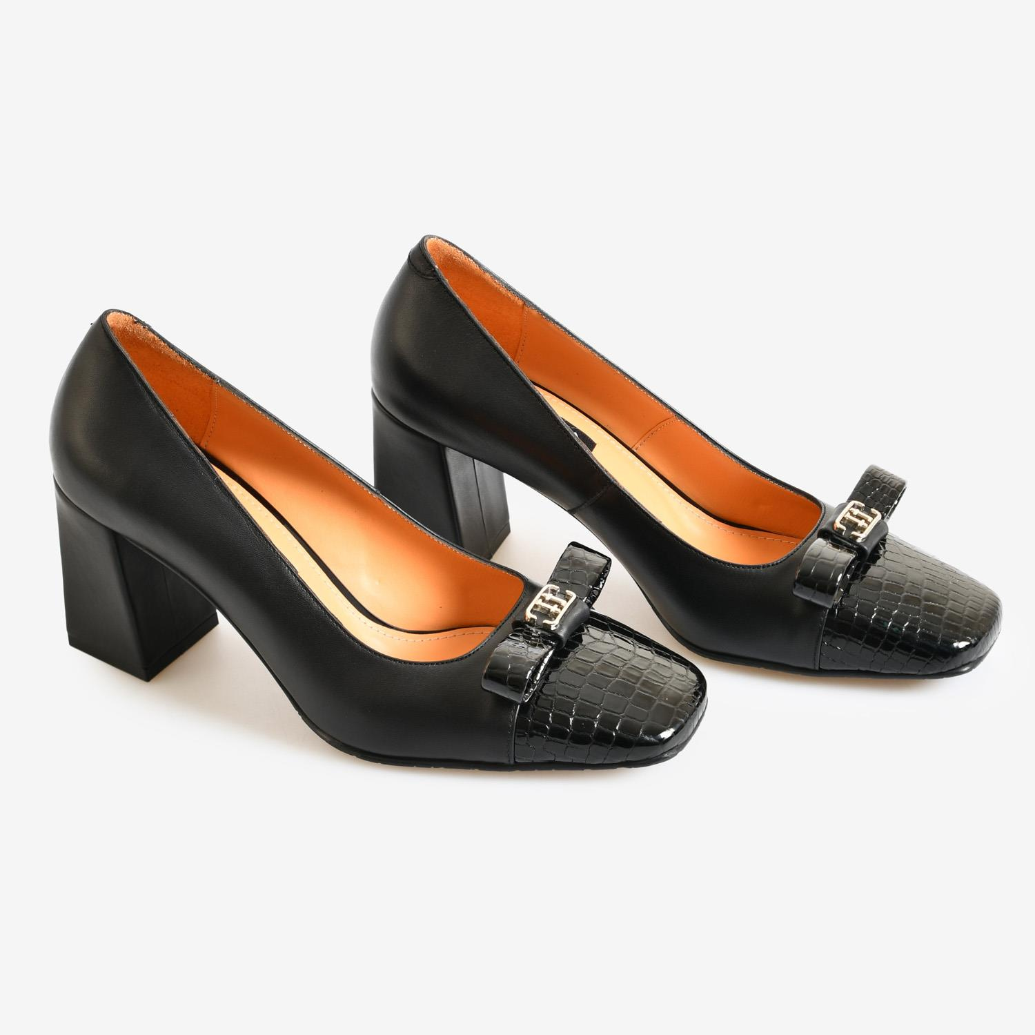 Siyah Deri Logo Detaylı Kadın Abiye Ayakkabı