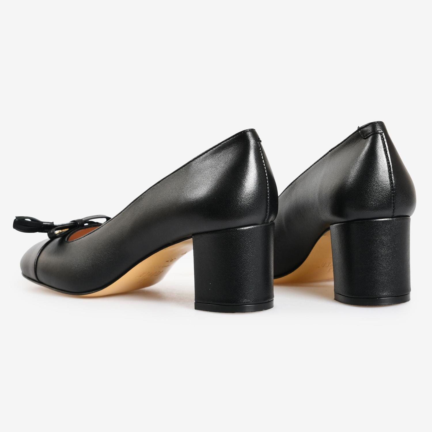 Siyah Deri Logolu Fiyonk Detaylı Kadın Abiye Ayakkabı