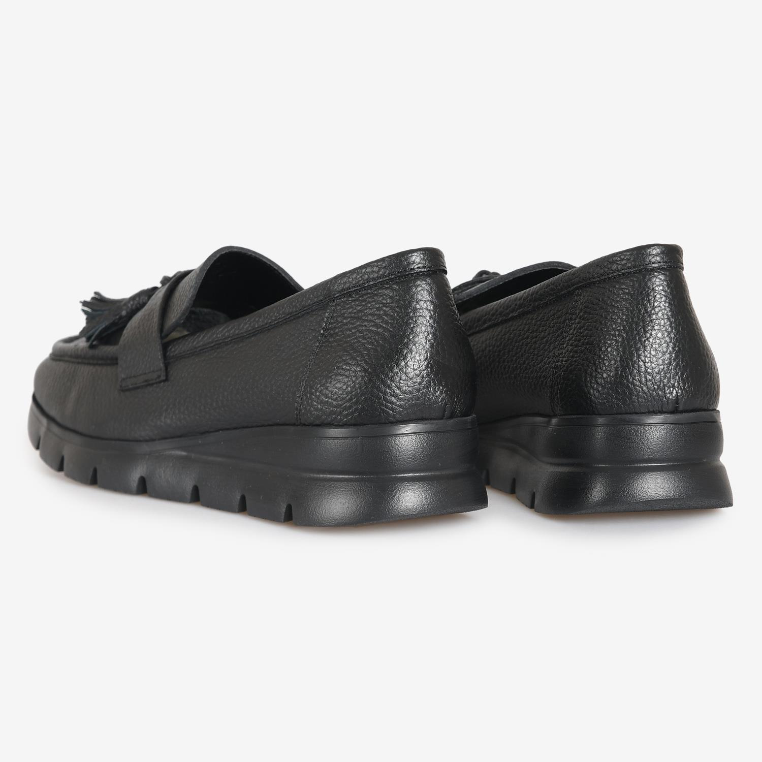 Siyah Deri Püsküllü Kadın Loafer
