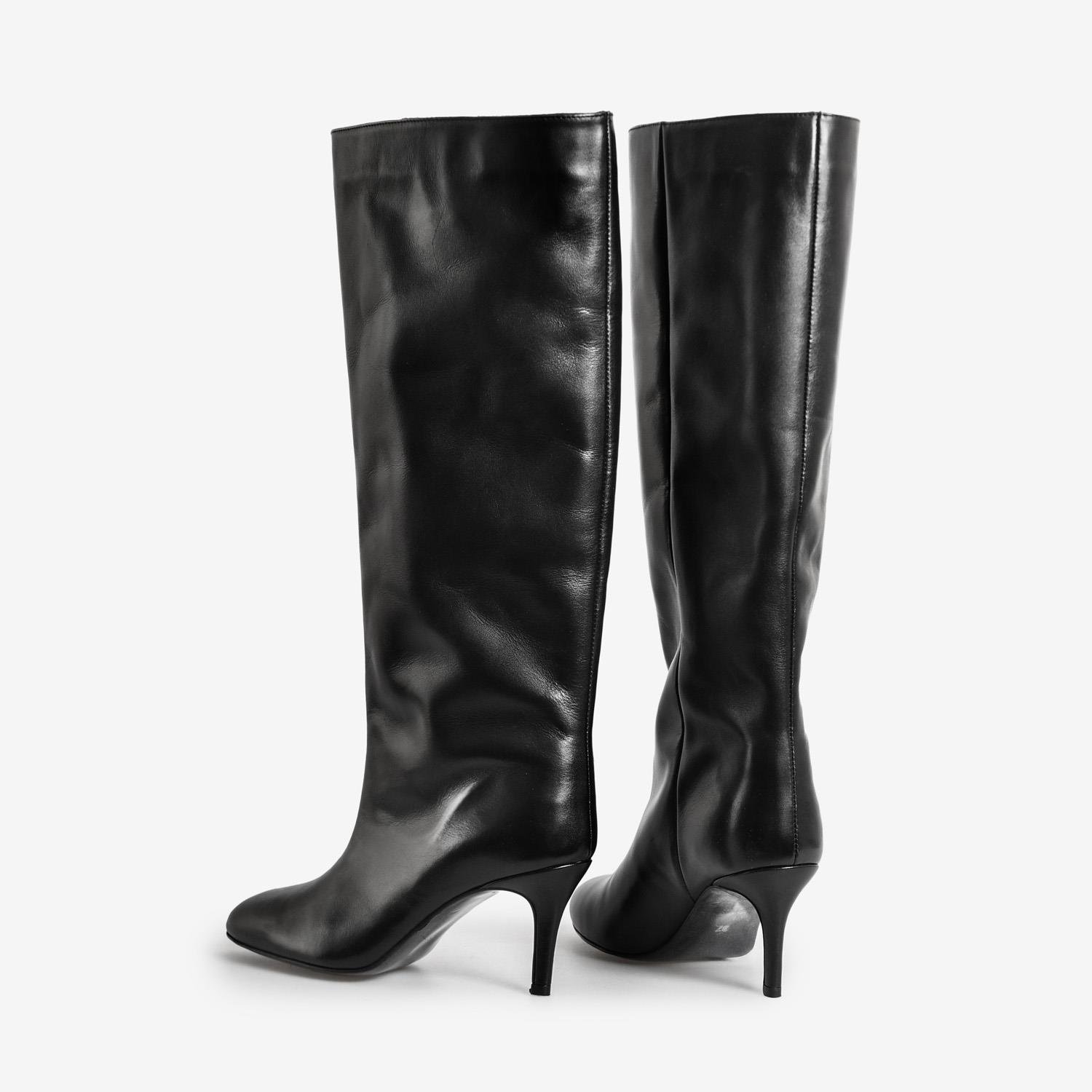 Siyah Deri Topuklu Düz Kadın Çizme