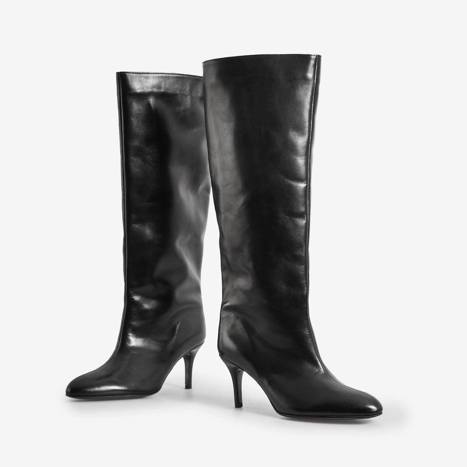 Siyah Deri Topuklu Düz Kadın Çizme