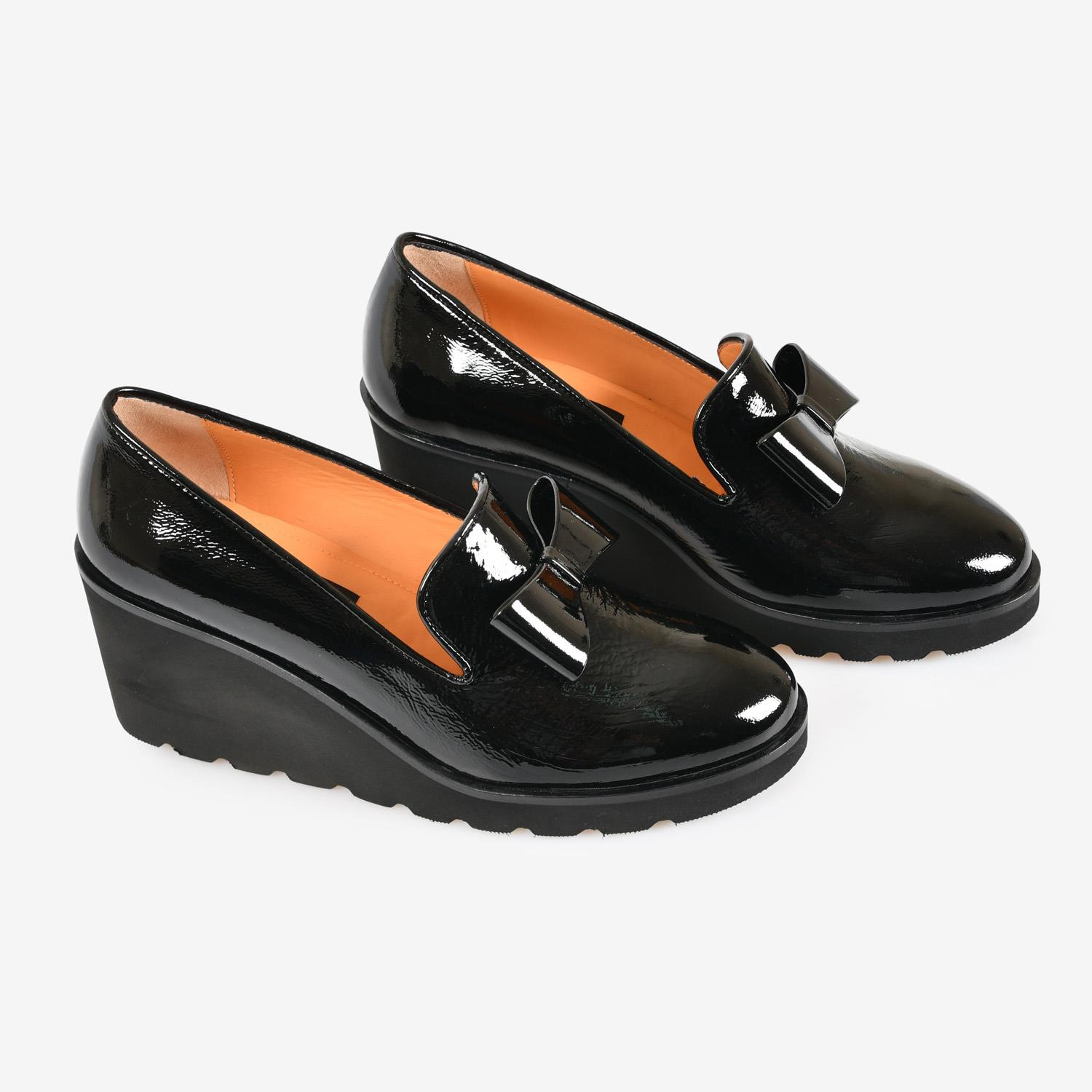 Siyah Kırışık Rugan Fiyonklu Dolgu Topuk Kadın Loafer 