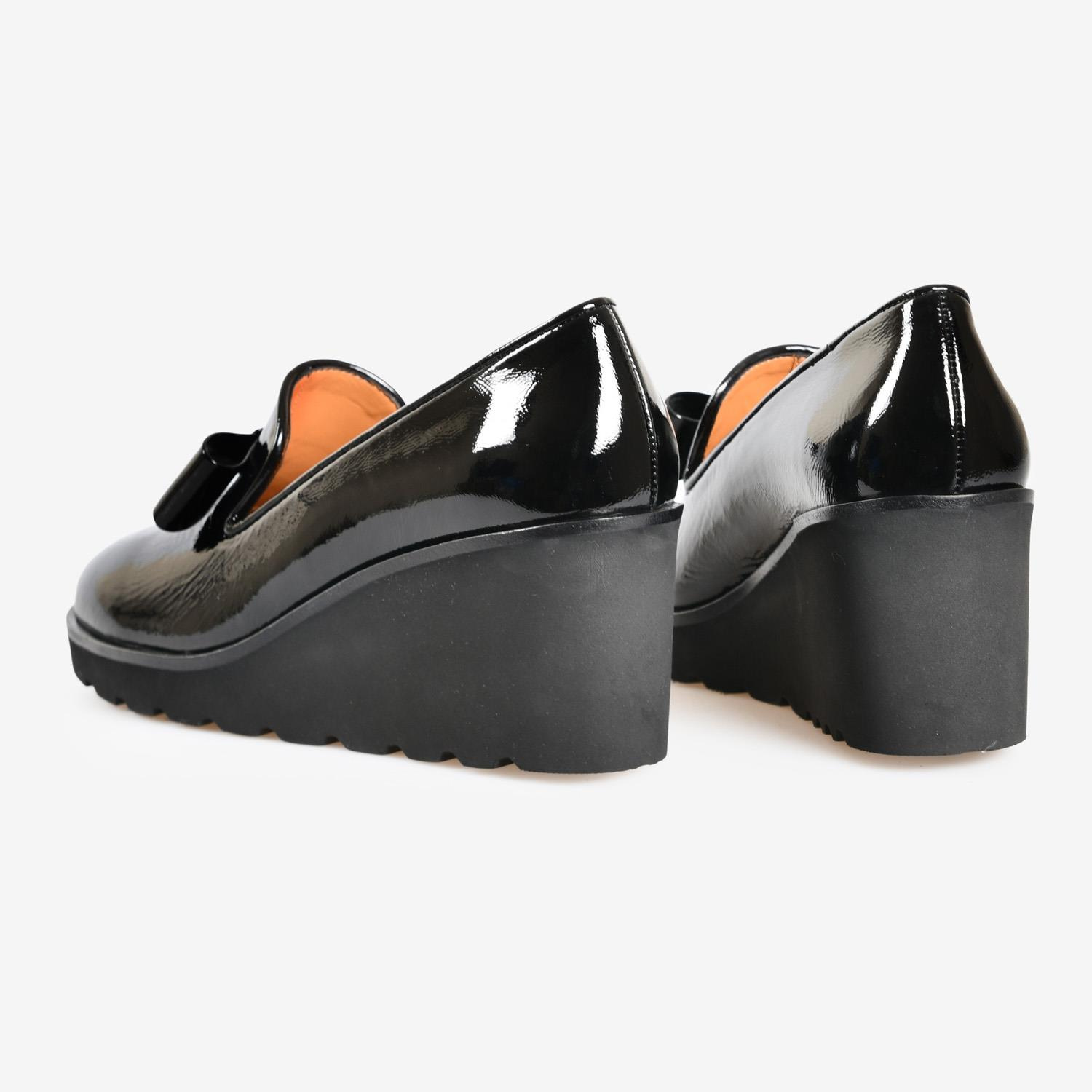 Siyah Kırışık Rugan Fiyonklu Dolgu Topuk Kadın Loafer 