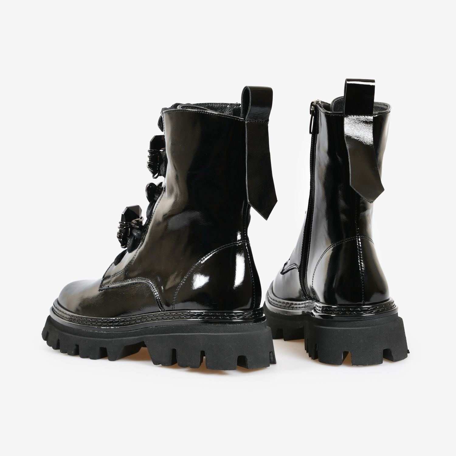 Siyah Kırışık Rugan Taş Detaylı Bağcıklı Kadın Bot