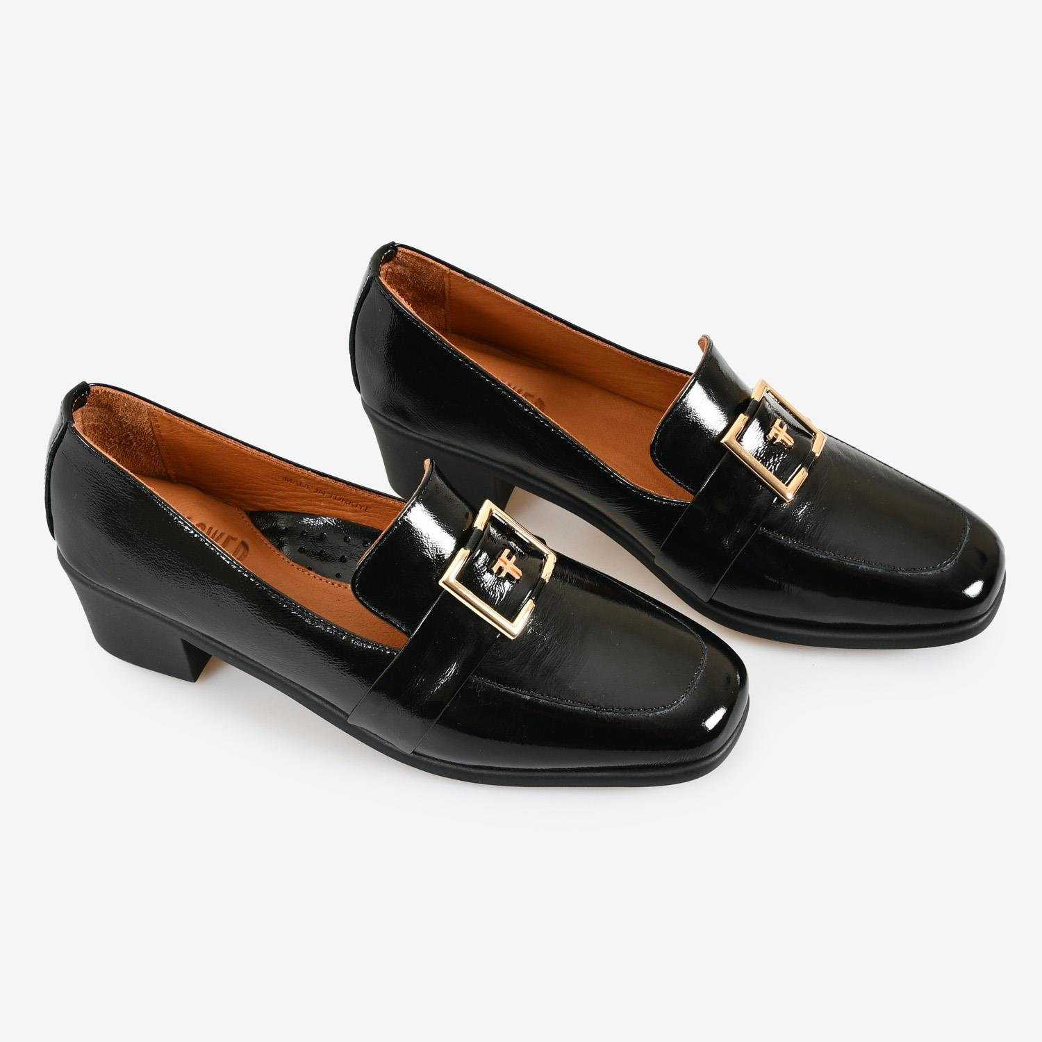 Siyah Rugan Toka Detaylı Topuklu Kadın Loafer