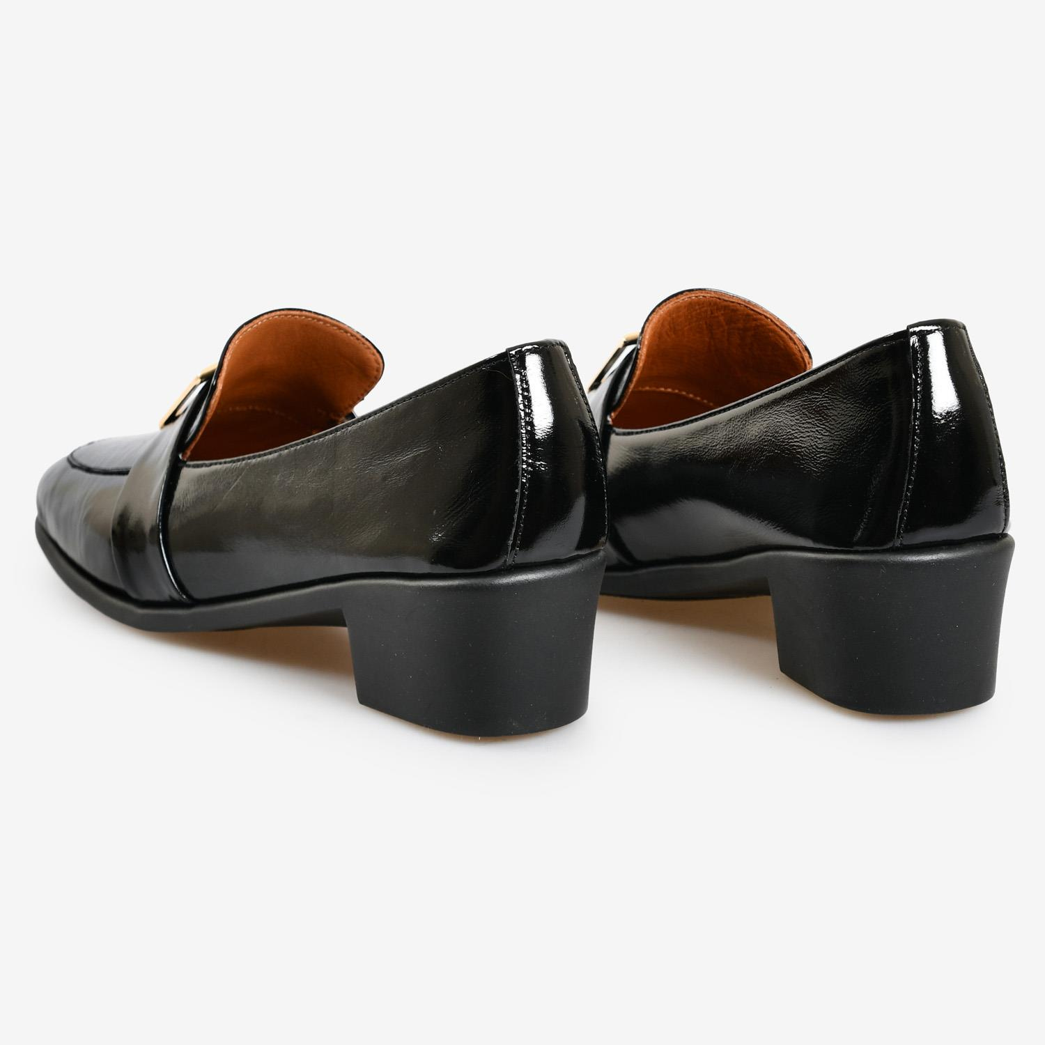 Siyah Rugan Toka Detaylı Topuklu Kadın Loafer