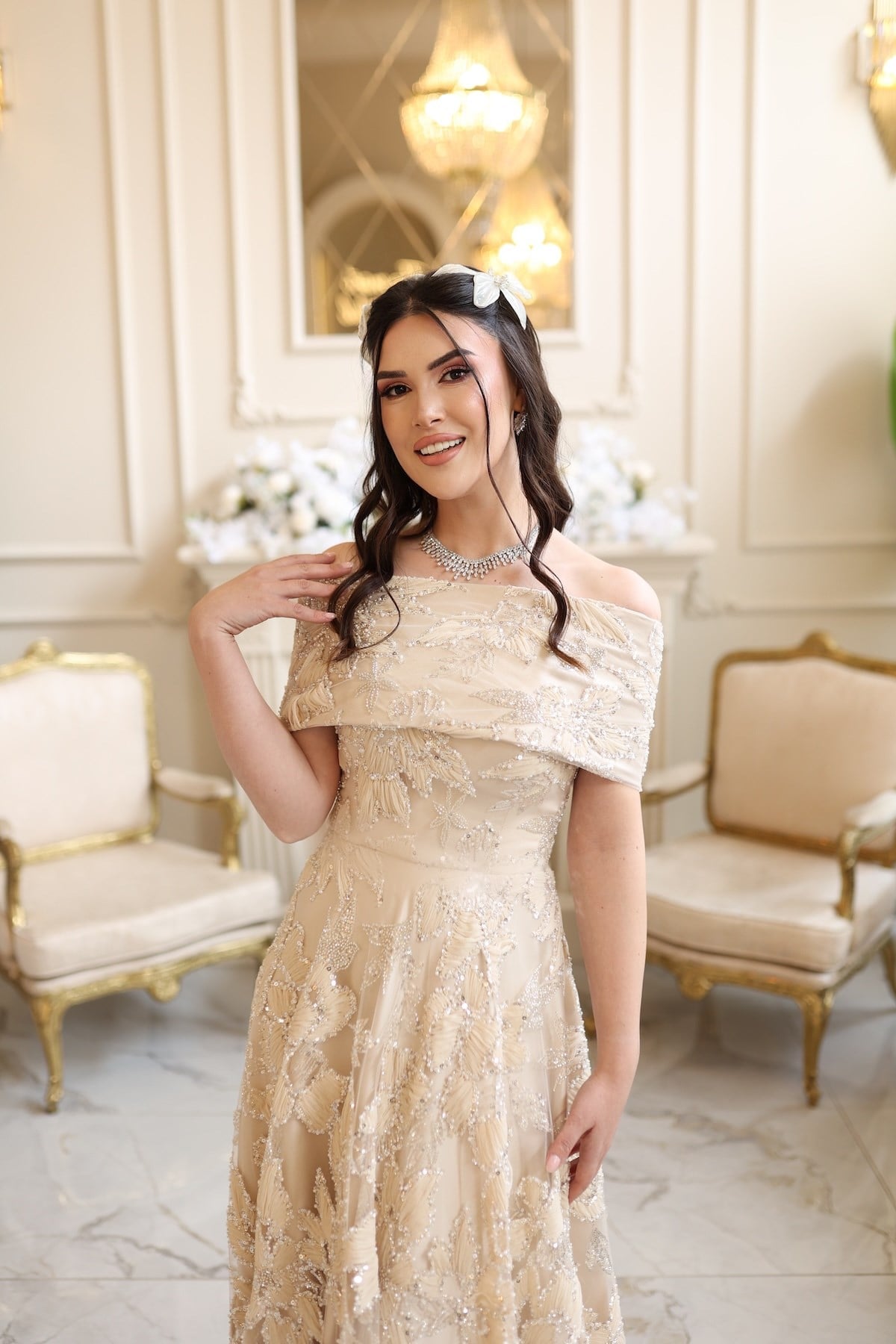 TheElsa | ARES BEJ BEJ MAKSİRENKLİ DANTEL ELBİSELERAres Bej Bej Maxi Prenses Elbise