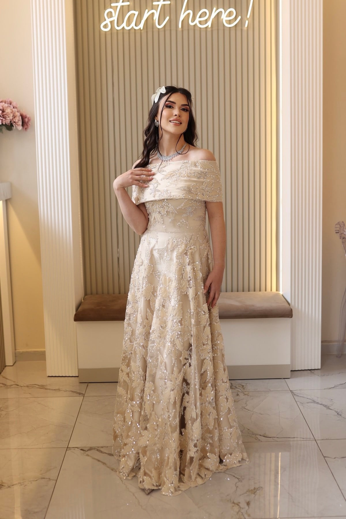 TheElsa | ARES BEJ BEJ MAKSİRENKLİ DANTEL ELBİSELERAres Bej Bej Maxi Prenses Elbise