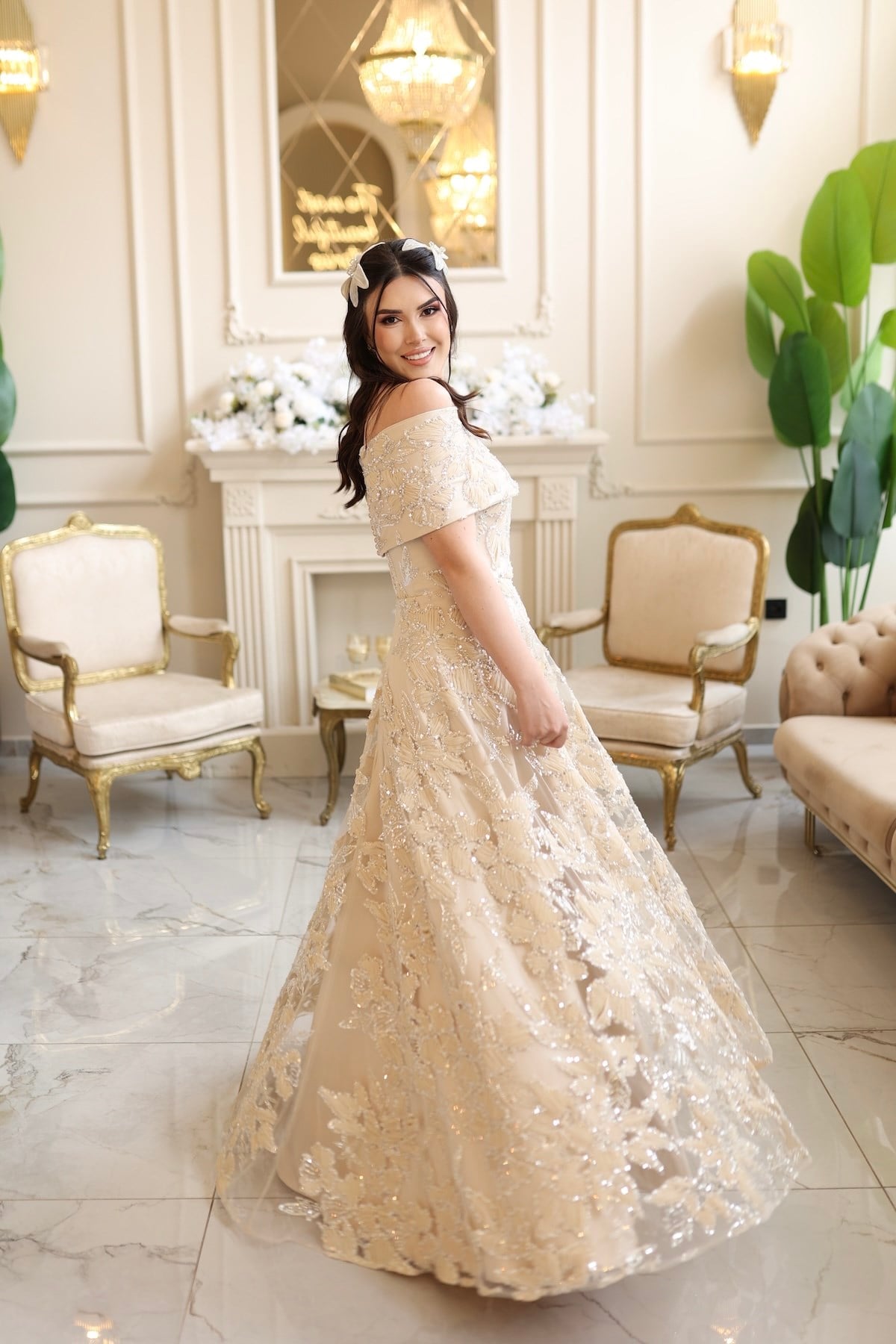TheElsa | ARES BEJ BEJ MAKSİRENKLİ DANTEL ELBİSELERAres Bej Bej Maxi Prenses Elbise