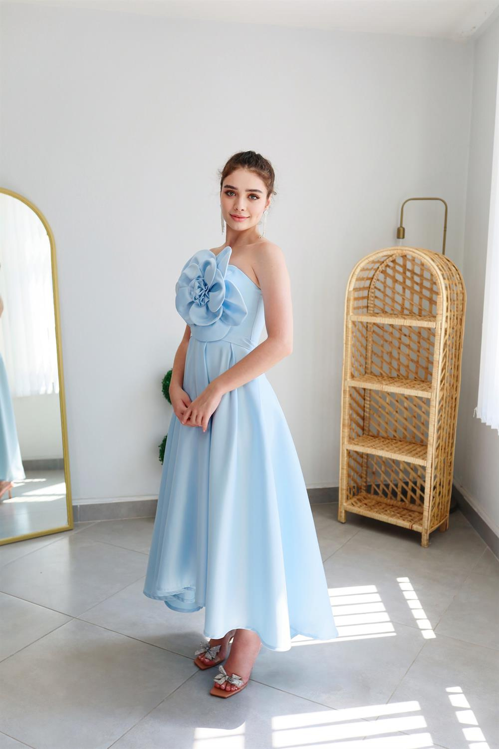 TheElsa | Kişiye Özel Üretim Abiye Elbise | Bella Bebek Mavi Çiçek Tasarımlı Kuyruklu Midiboy Saten Abiye ElbiseÖZEL ÜRETİM ELBİSEBella Bebek Mavi Çiçek Tasarımlı Kuyruklu Midiboy Saten Abiye Elbise