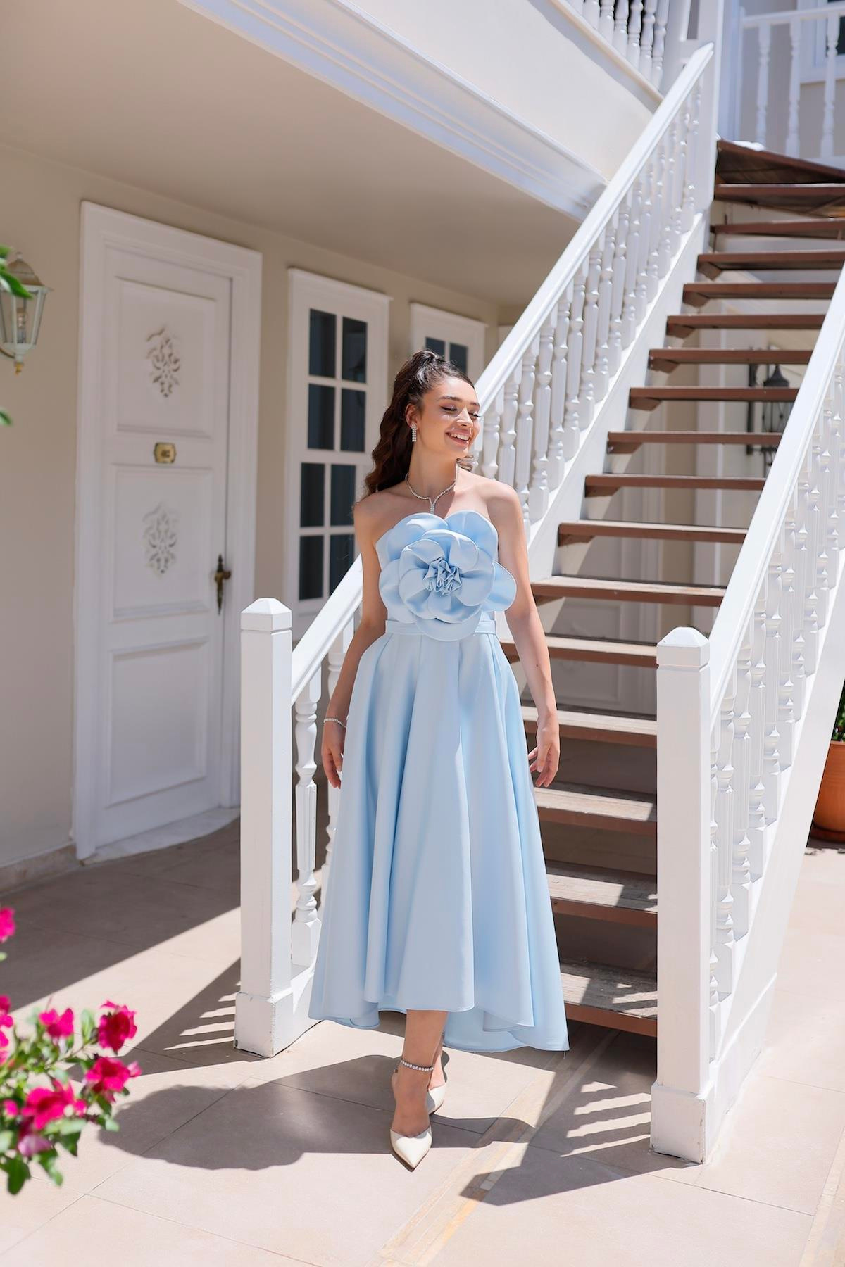 TheElsa | Kişiye Özel Üretim Abiye Elbise | Bella Bebek Mavi Çiçek Tasarımlı Kuyruklu Midiboy Saten Abiye ElbiseÖZEL ÜRETİM TASARIM ELBİSELERBella Bebek Mavi Çiçek Tasarımlı Kuyruklu Midiboy Saten Abiye Elbise