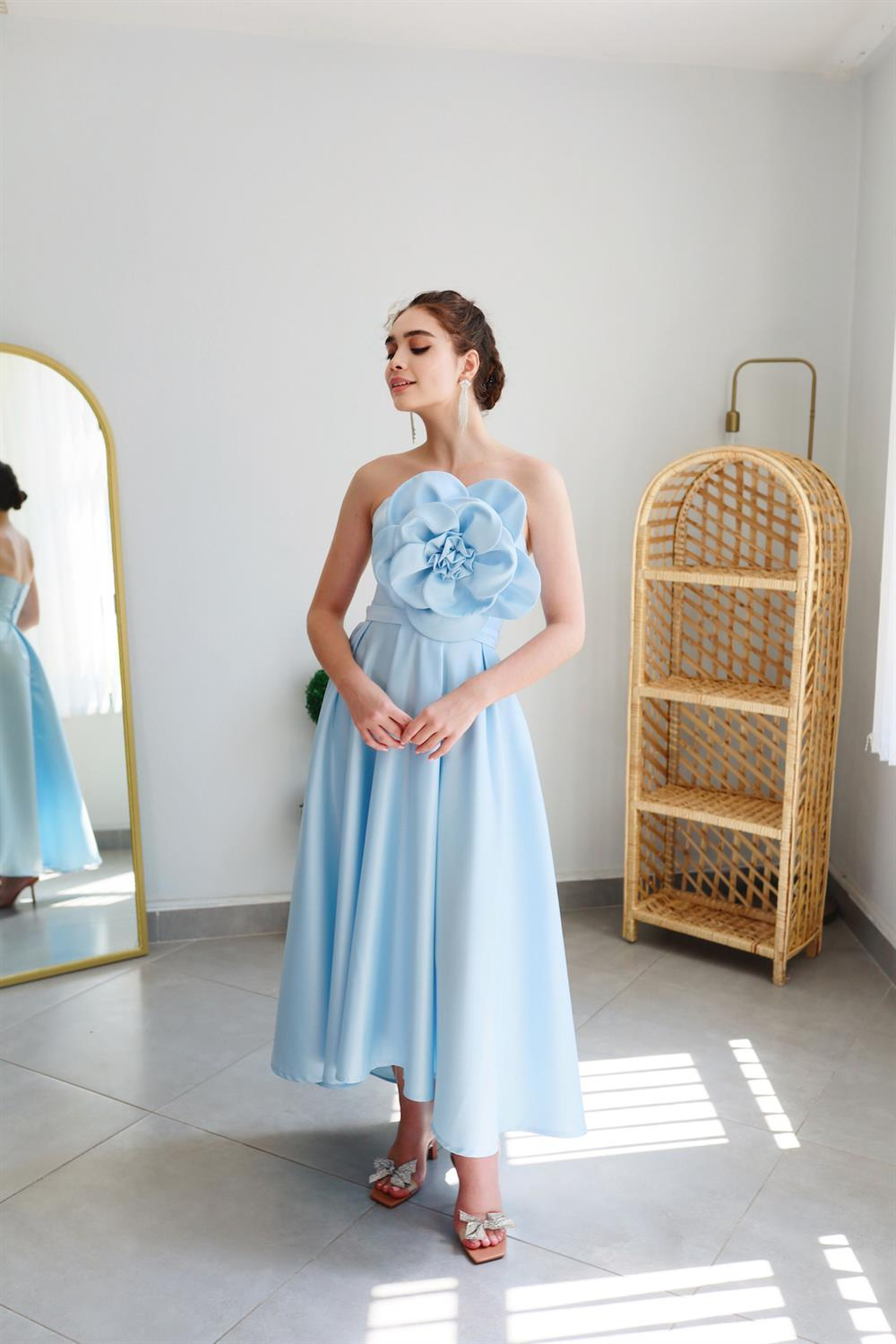 TheElsa | Kişiye Özel Üretim Abiye Elbise | Bella Bebek Mavi Çiçek Tasarımlı Kuyruklu Midiboy Saten Abiye ElbiseÖZEL ÜRETİM ELBİSEBella Bebek Mavi Çiçek Tasarımlı Kuyruklu Midiboy Saten Abiye Elbise
