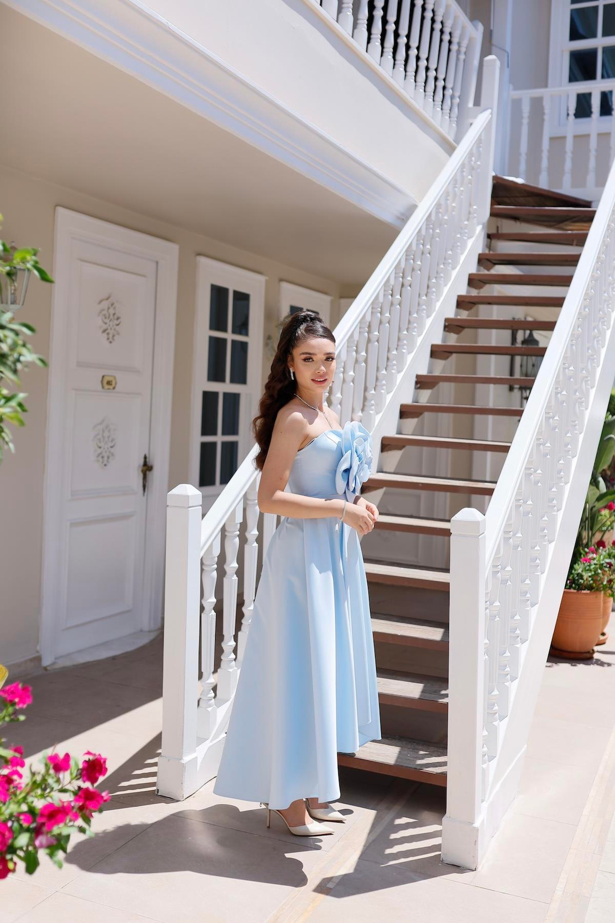 TheElsa | Kişiye Özel Üretim Abiye Elbise | Bella Bebek Mavi Çiçek Tasarımlı Kuyruklu Midiboy Saten Abiye ElbiseÖZEL ÜRETİM TASARIM ELBİSELERBella Bebek Mavi Çiçek Tasarımlı Kuyruklu Midiboy Saten Abiye Elbise