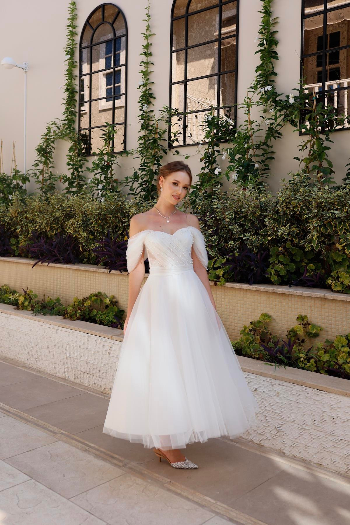 TheElsa | GİYİM | TAKI | Clara İncili Beyaz Özel Tasarım Tül Nikah ElbisesiÖZEL ÜRETİM ELBİSEClara White Special Design Tulle Wedding Dress with Pearls