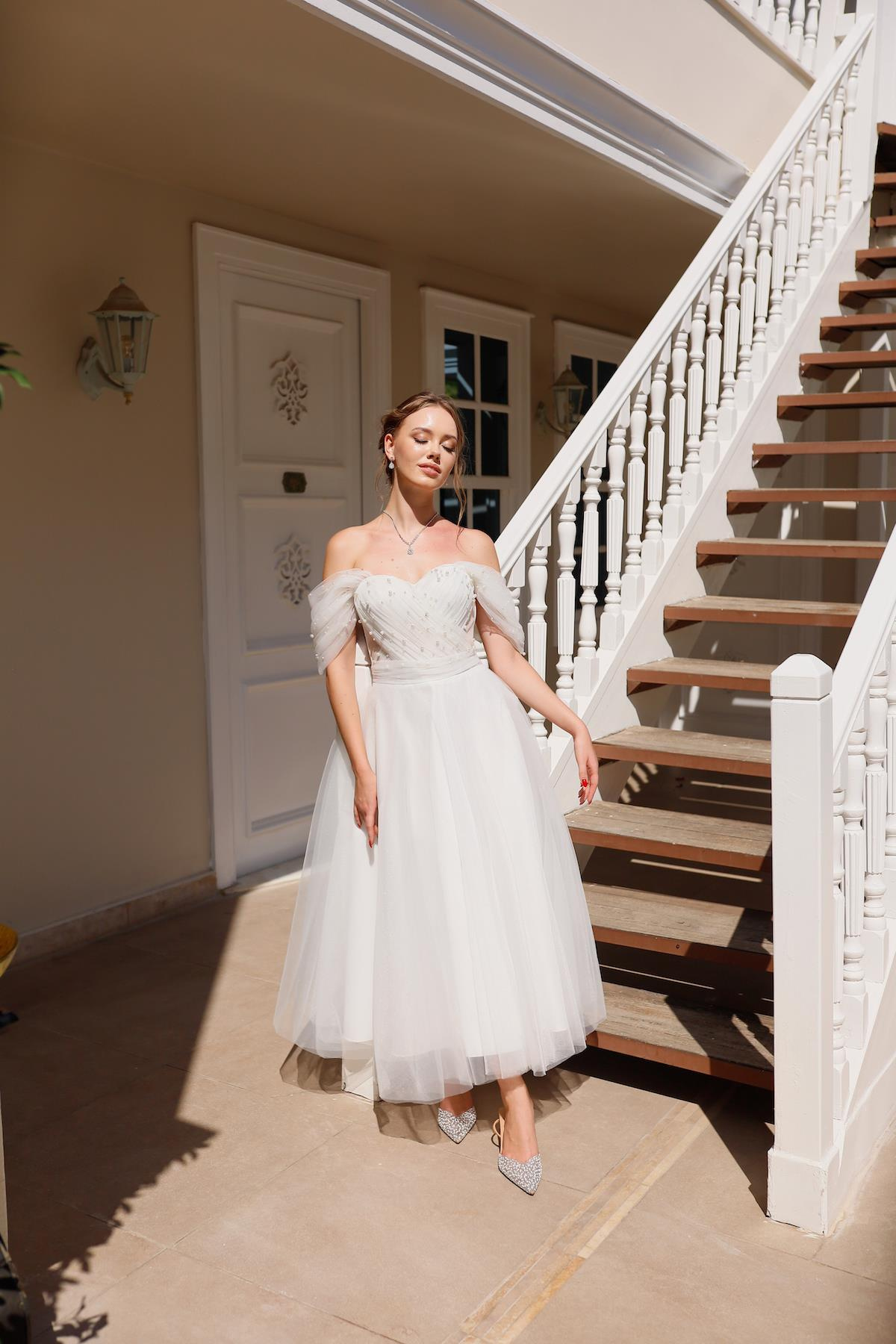 TheElsa | GİYİM | TAKI | Clara İncili Beyaz Özel Tasarım Tül Nikah ElbisesiÖZEL ÜRETİM ELBİSEClara White Special Design Tulle Wedding Dress with Pearls