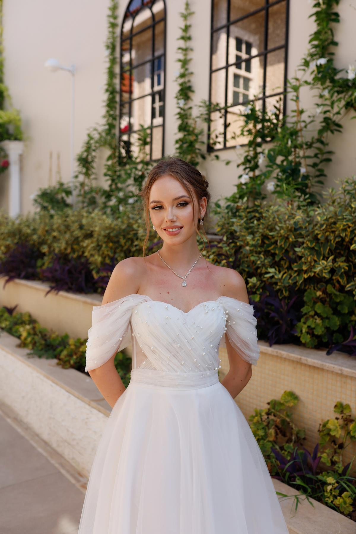 TheElsa | GİYİM | TAKI | Clara İncili Beyaz Özel Tasarım Tül Nikah ElbisesiÖZEL ÜRETİM ELBİSEClara White Special Design Tulle Wedding Dress with Pearls