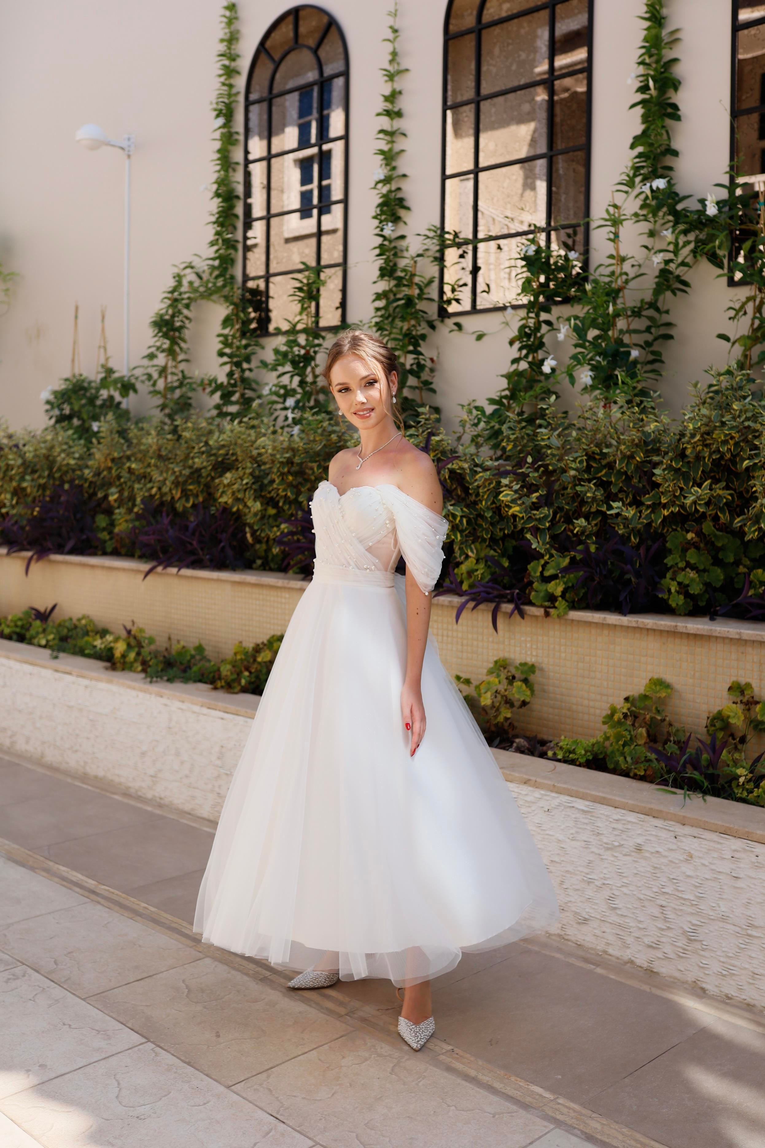 TheElsa | GİYİM | TAKI | Clara İncili Beyaz Özel Tasarım Tül Nikah ElbisesiÖZEL ÜRETİM ELBİSEClara White Special Design Tulle Wedding Dress with Pearls