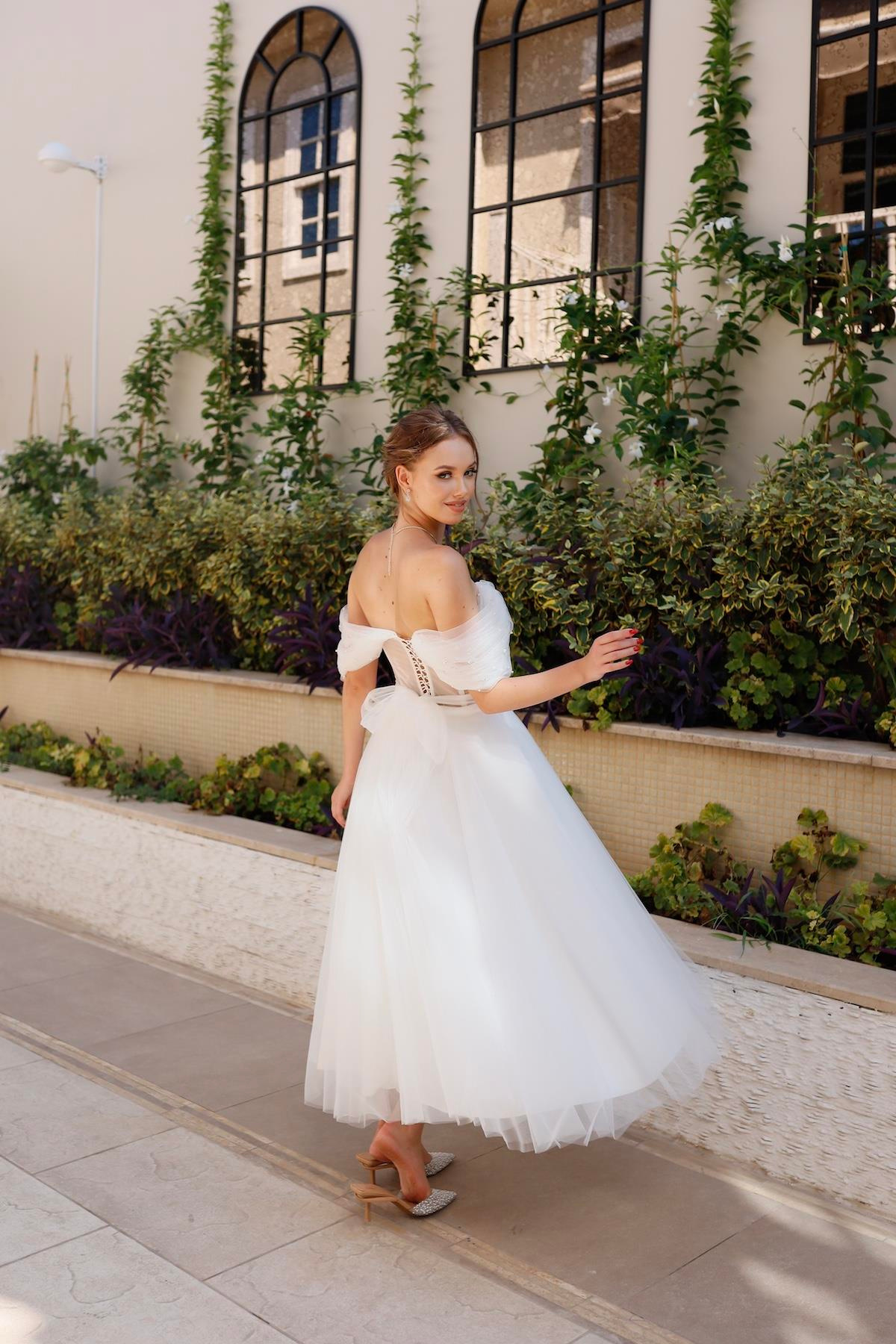 TheElsa | GİYİM | TAKI | Clara İncili Beyaz Özel Tasarım Tül Nikah ElbisesiÖZEL ÜRETİM ELBİSEClara White Special Design Tulle Wedding Dress with Pearls