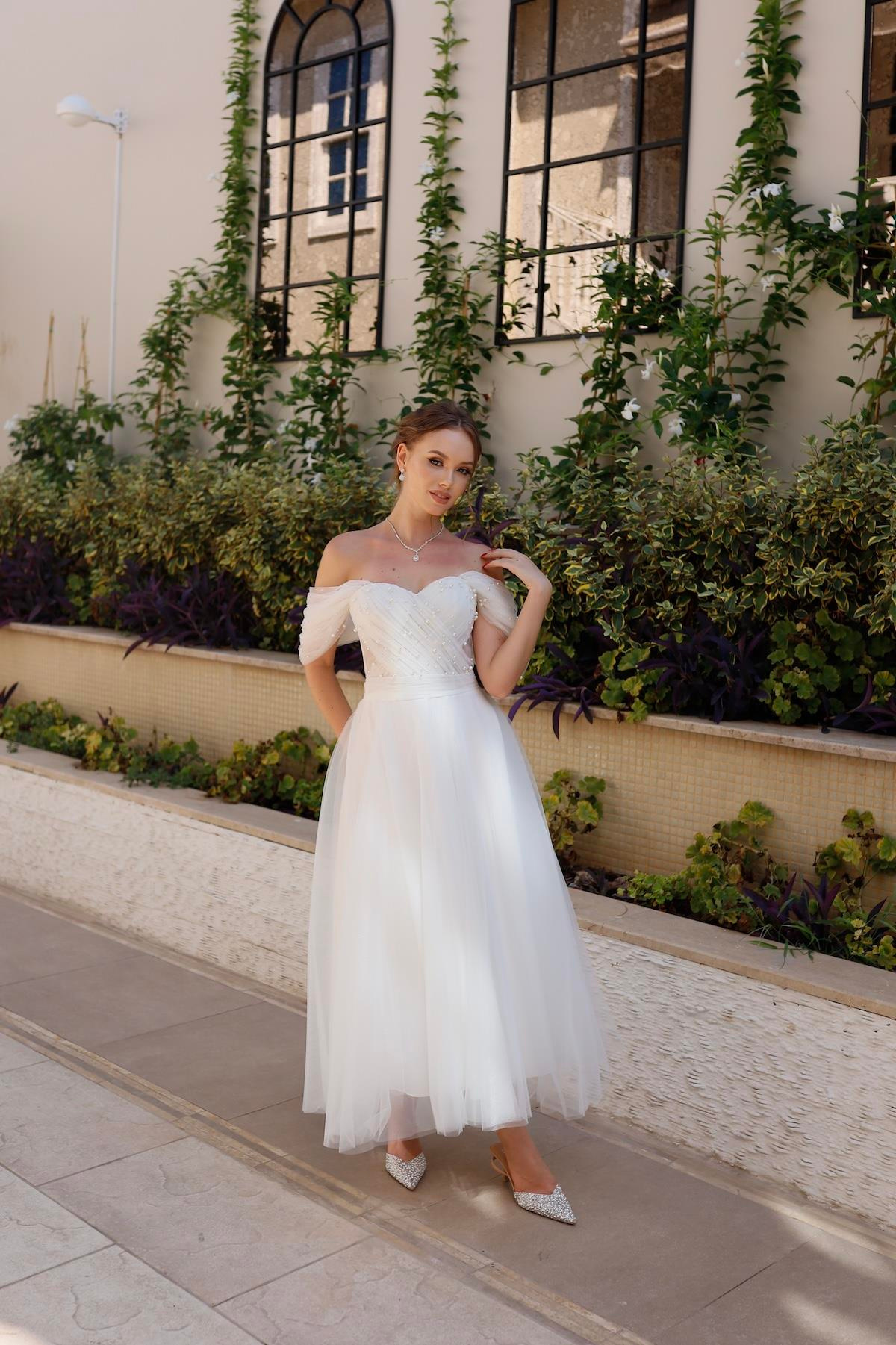 TheElsa | GİYİM | TAKI | Clara İncili Beyaz Özel Tasarım Tül Nikah ElbisesiÖZEL ÜRETİM ELBİSEClara White Special Design Tulle Wedding Dress with Pearls