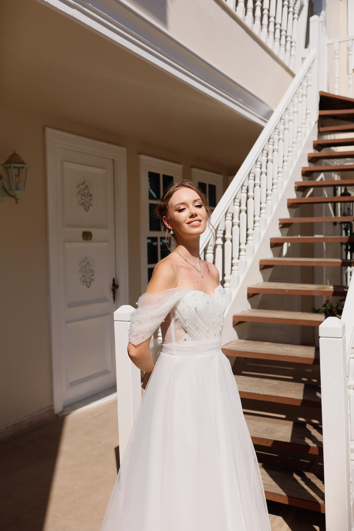 TheElsa | GİYİM | TAKI | Clara İncili Beyaz Özel Tasarım Tül Nikah ElbisesiÖZEL ÜRETİM ELBİSEClara White Special Design Tulle Wedding Dress with Pearls