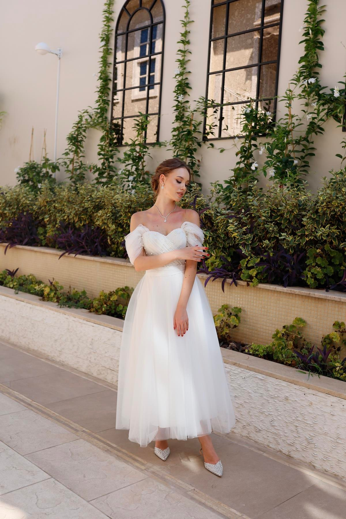 TheElsa | GİYİM | TAKI | Clara İncili Beyaz Özel Tasarım Tül Nikah ElbisesiÖZEL ÜRETİM ELBİSEClara White Special Design Tulle Wedding Dress with Pearls