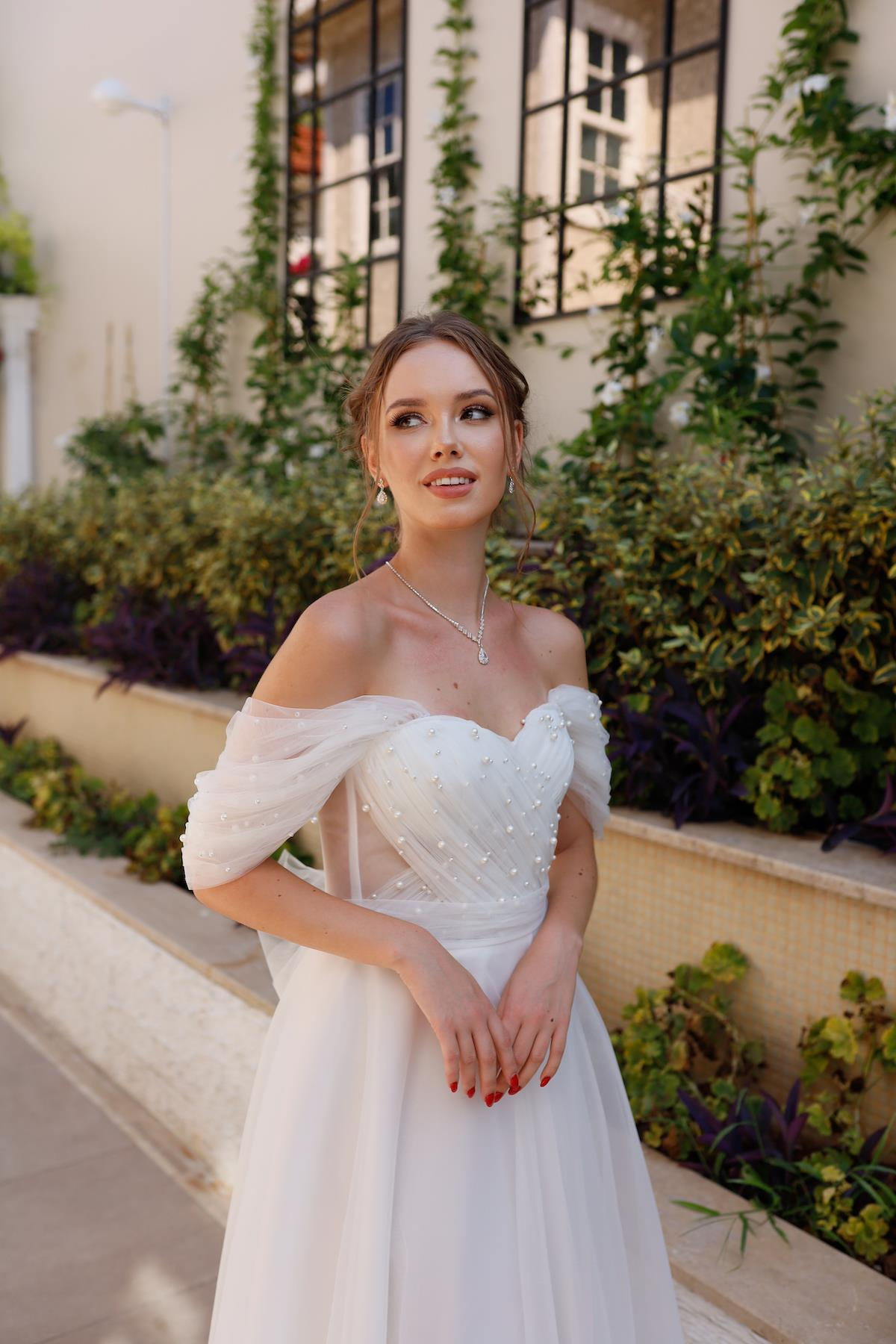 TheElsa | GİYİM | TAKI | Clara İncili Beyaz Özel Tasarım Tül Nikah ElbisesiÖZEL ÜRETİM ELBİSEClara White Special Design Tulle Wedding Dress with Pearls
