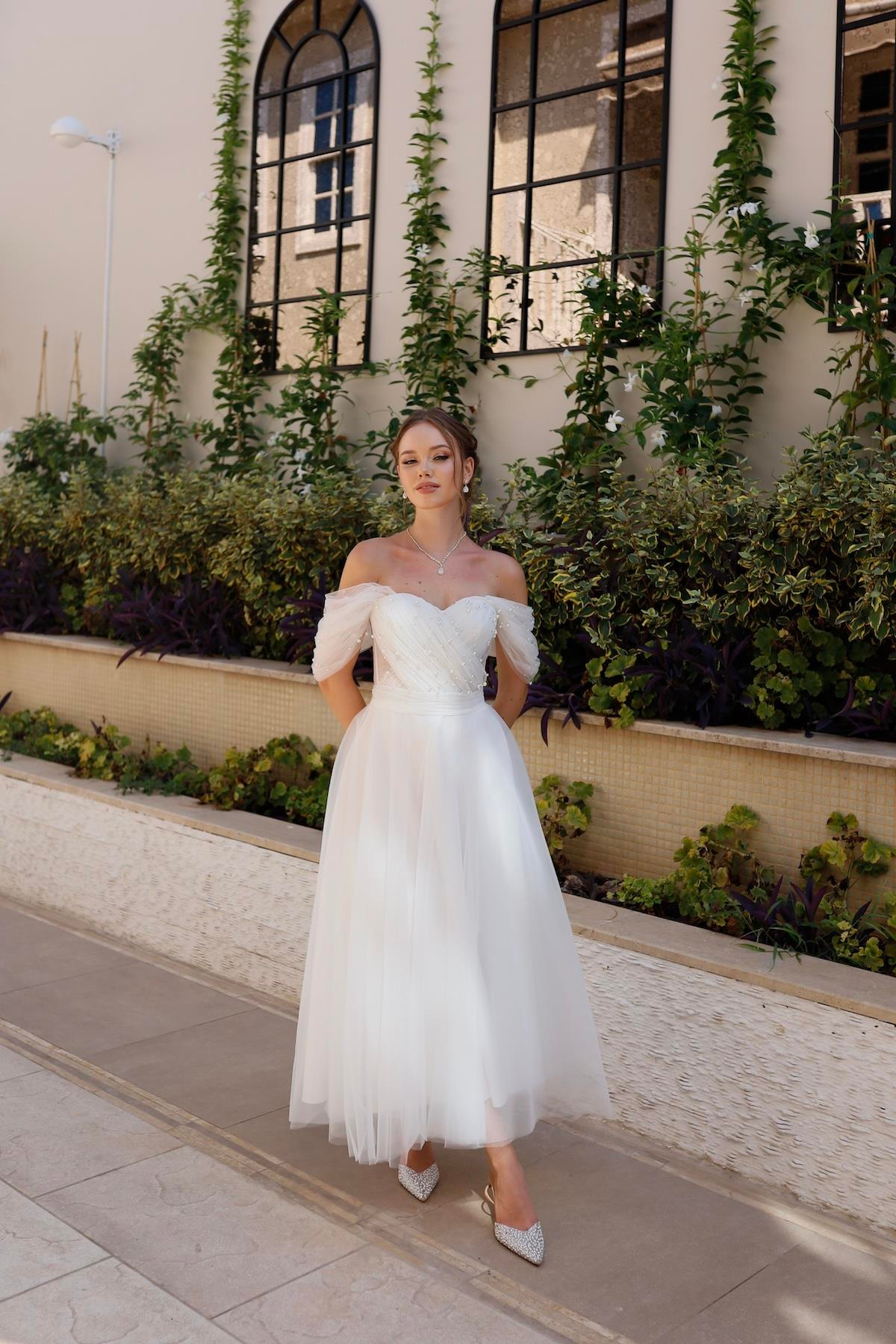 TheElsa | GİYİM | TAKI | Clara İncili Beyaz Özel Tasarım Tül Nikah ElbisesiÖZEL ÜRETİM ELBİSEClara White Special Design Tulle Wedding Dress with Pearls