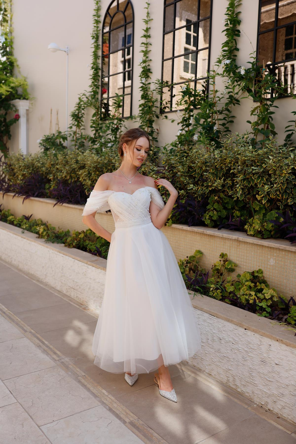 TheElsa | GİYİM | TAKI | Clara İncili Beyaz Özel Tasarım Tül Nikah ElbisesiÖZEL ÜRETİM ELBİSEClara White Special Design Tulle Wedding Dress with Pearls