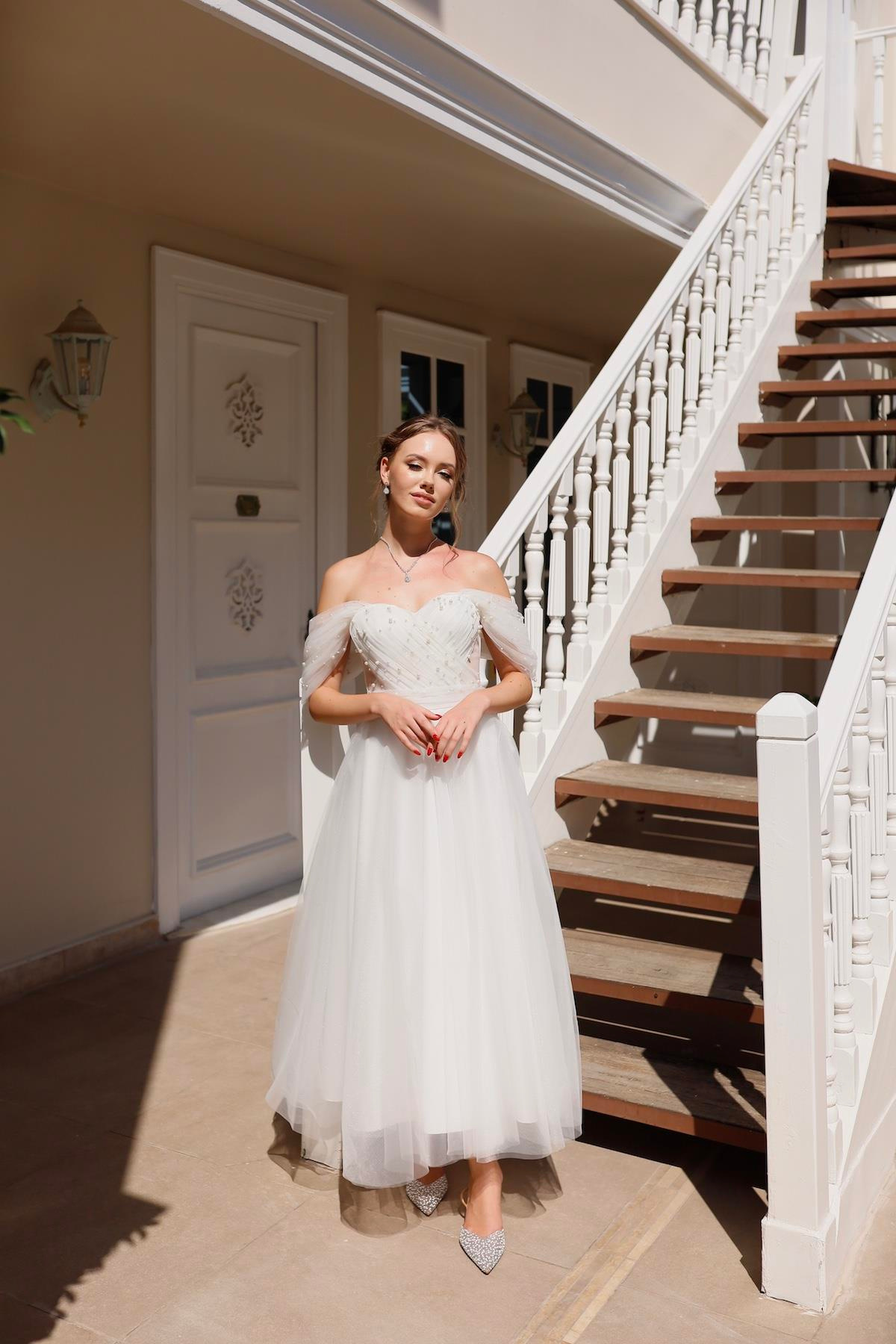 TheElsa | GİYİM | TAKI | Clara İncili Beyaz Özel Tasarım Tül Nikah ElbisesiÖZEL ÜRETİM ELBİSEClara White Special Design Tulle Wedding Dress with Pearls
