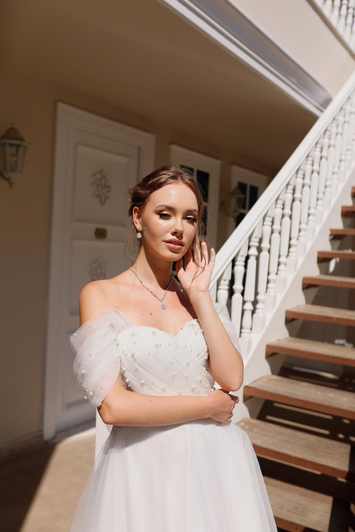 TheElsa | GİYİM | TAKI | Clara İncili Beyaz Özel Tasarım Tül Nikah ElbisesiÖZEL ÜRETİM ELBİSEClara White Special Design Tulle Wedding Dress with Pearls