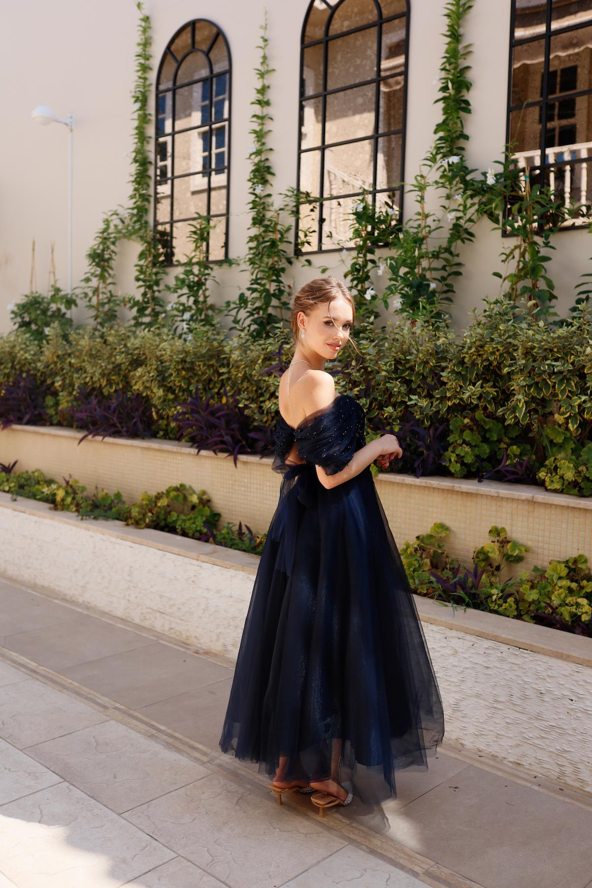 TheElsa | GİYİM | TAKI | Clara İncili Lacivert Özel Tasarım Abiye Tül ElbiseÖZEL ÜRETİM ELBİSEClara Navy Blue Special Design Evening Dress Tulle Dress with Pearls