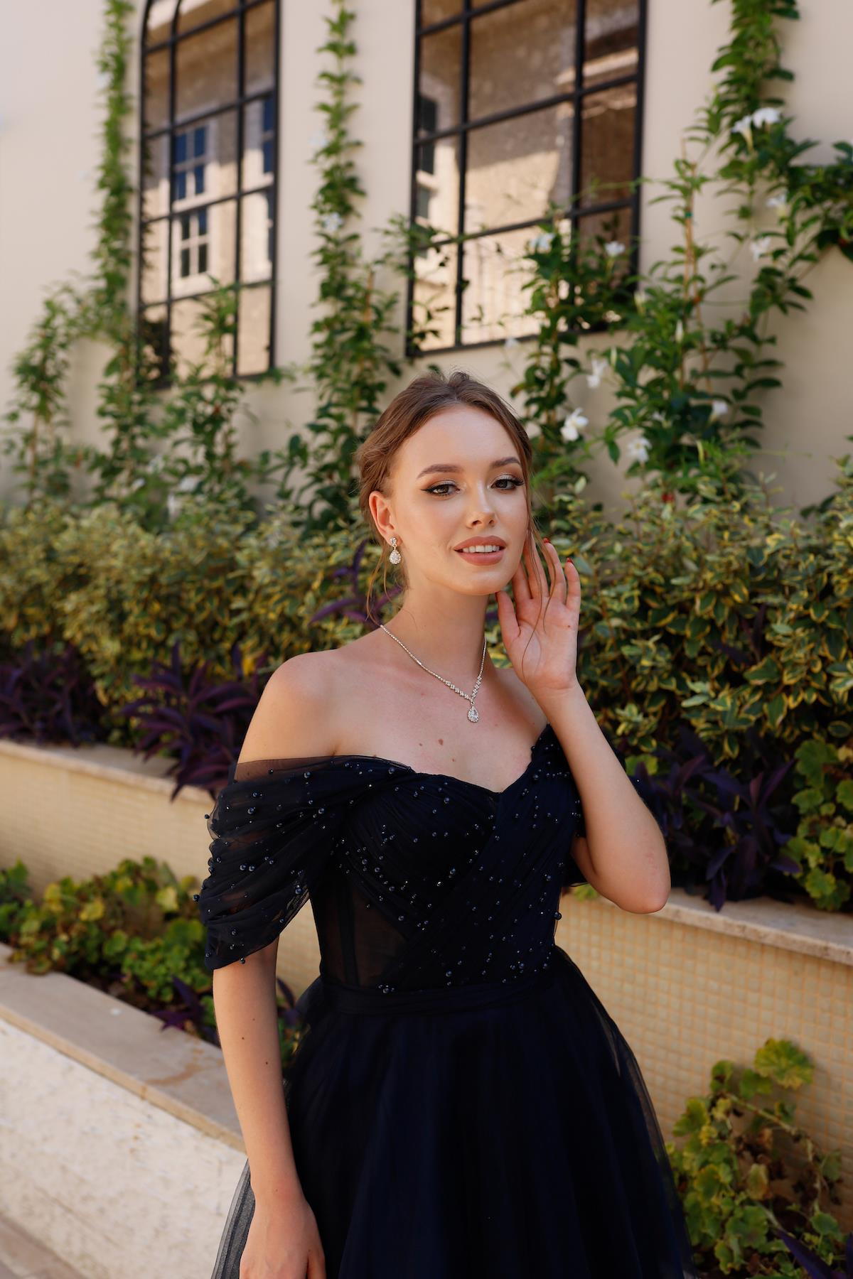 TheElsa | GİYİM | TAKI | Clara İncili Lacivert Özel Tasarım Abiye Tül ElbiseÖZEL ÜRETİM ELBİSEClara Navy Blue Special Design Evening Dress Tulle Dress with Pearls