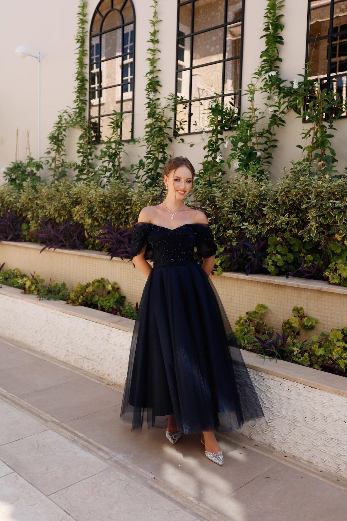 TheElsa | GİYİM | TAKI | Clara İncili Lacivert Özel Tasarım Abiye Tül ElbiseÖZEL ÜRETİM ELBİSEClara Navy Blue Special Design Evening Dress Tulle Dress with Pearls