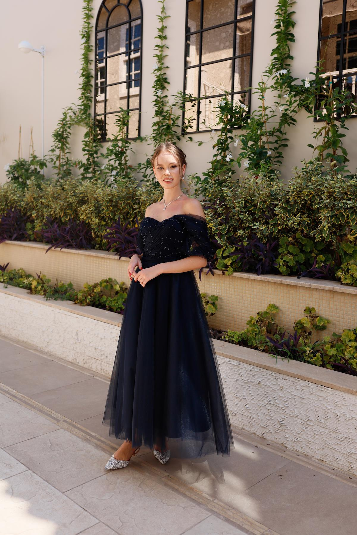 TheElsa | GİYİM | TAKI | Clara İncili Lacivert Özel Tasarım Abiye Tül ElbiseÖZEL ÜRETİM ELBİSEClara Navy Blue Special Design Evening Dress Tulle Dress with Pearls