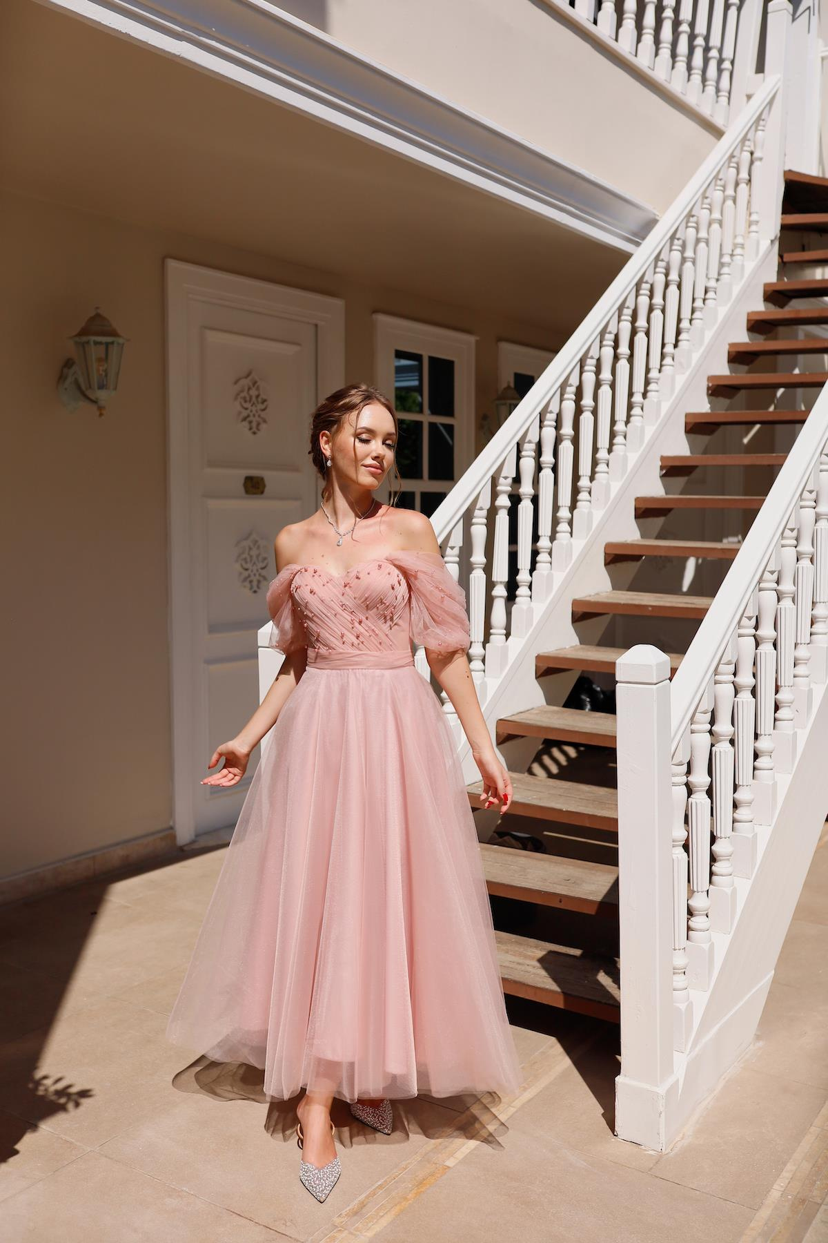 TheElsa | Kişiye Özel Üretim Abiye Elbiseler | Clara Pudra Pembe Özel Tasarım Abiye Tül ElbiseÖZEL ÜRETİM TASARIM ELBİSELERClara İncili Pudra Pembe Özel Tasarım Abiye Tül Elbise