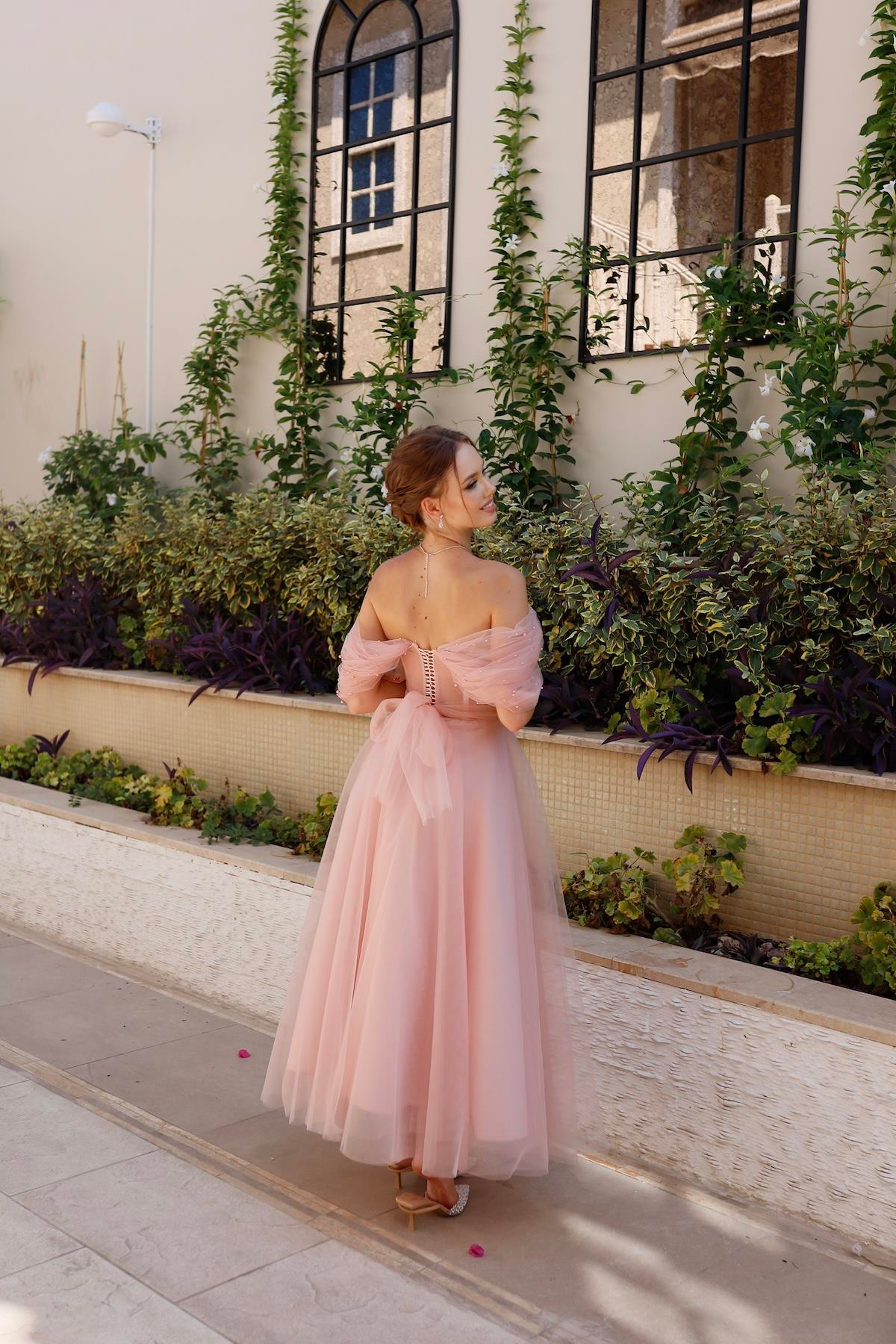 TheElsa | Kişiye Özel Üretim Abiye Elbiseler | Clara Pudra Pembe Özel Tasarım Abiye Tül ElbiseÖZEL ÜRETİM TASARIM ELBİSELERClara İncili Pudra Pembe Özel Tasarım Abiye Tül Elbise