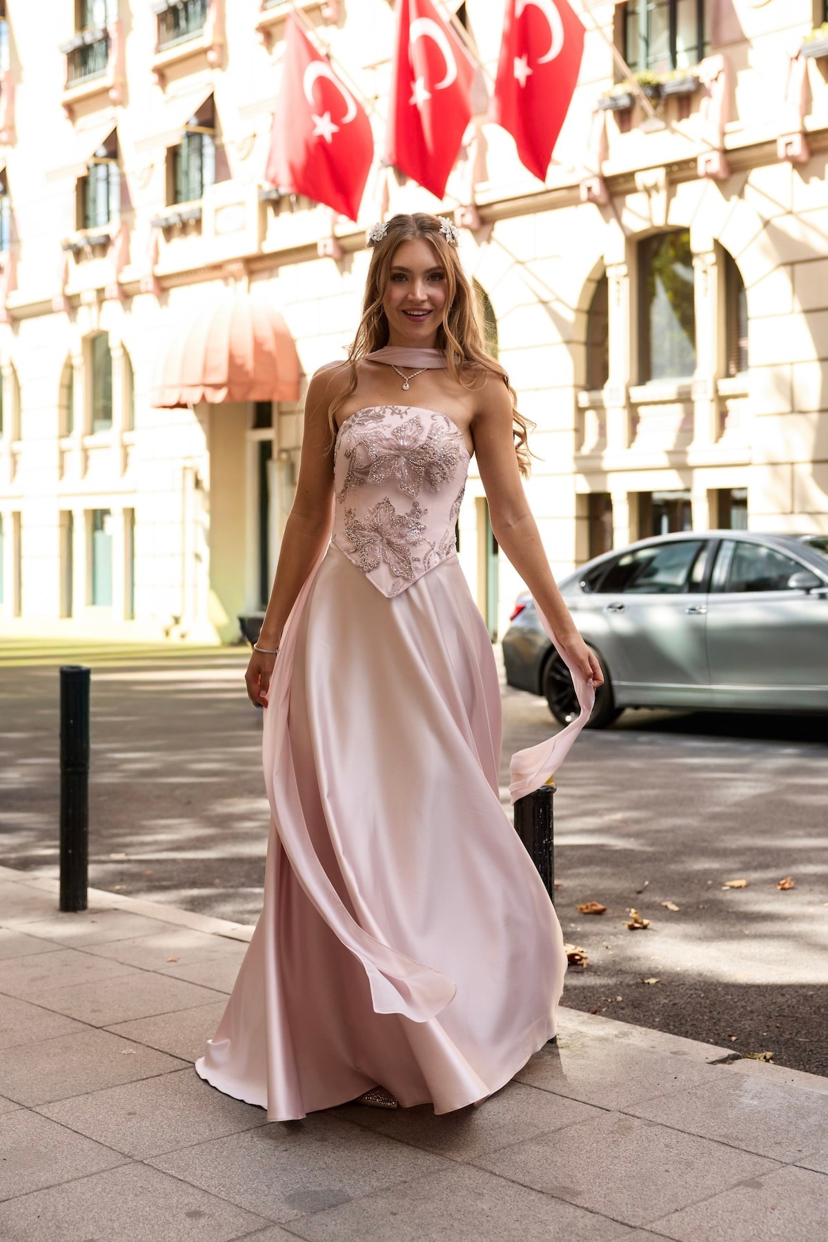 TheElsa | Hera Artemis Oval Yaka Açık Pudra Pembe Saten Kloş Korse Etek Nikah Nişan Söz ElbisesiRENKLİ DANTEL ELBİSELERHera Artemis Oval Yaka Açık Pudra Pembe Saten Kloş Korse Etek Nikah Nişan Söz Elbisesi